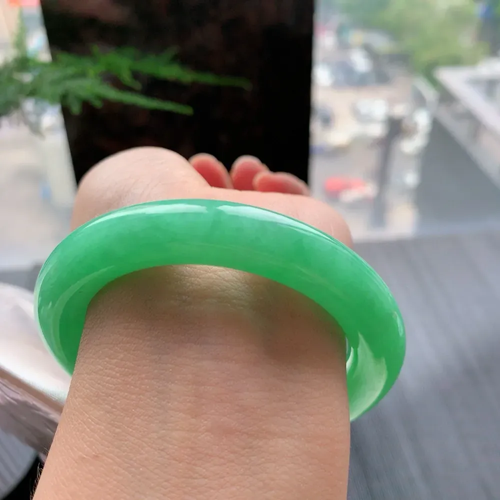 圆条满色阳绿 无瑕 尺寸:55.1/11.2 色阳