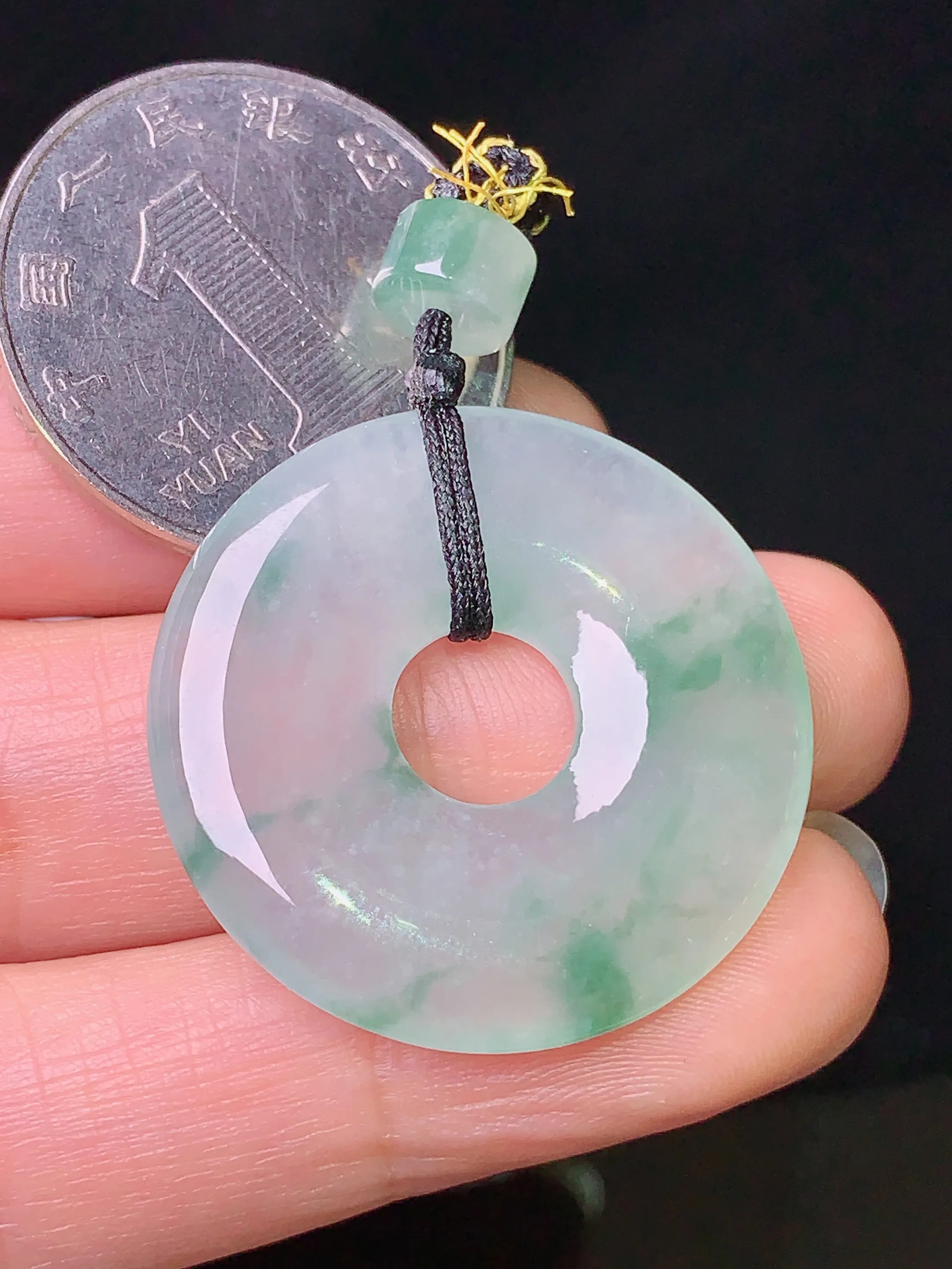 飘绿平安环吊坠 玉质细腻 色泽清新艳丽 整体尺寸29.2*4.2