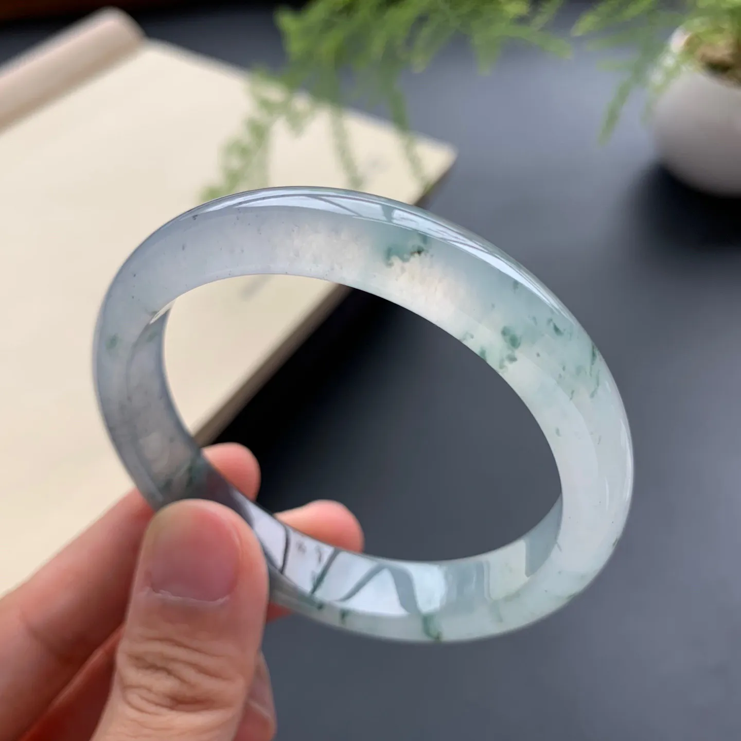 53.5圈口冰种飘花带乌鸡正圈手镯 尺寸：53.5-11.6-7.2，水润透亮，胶感十足