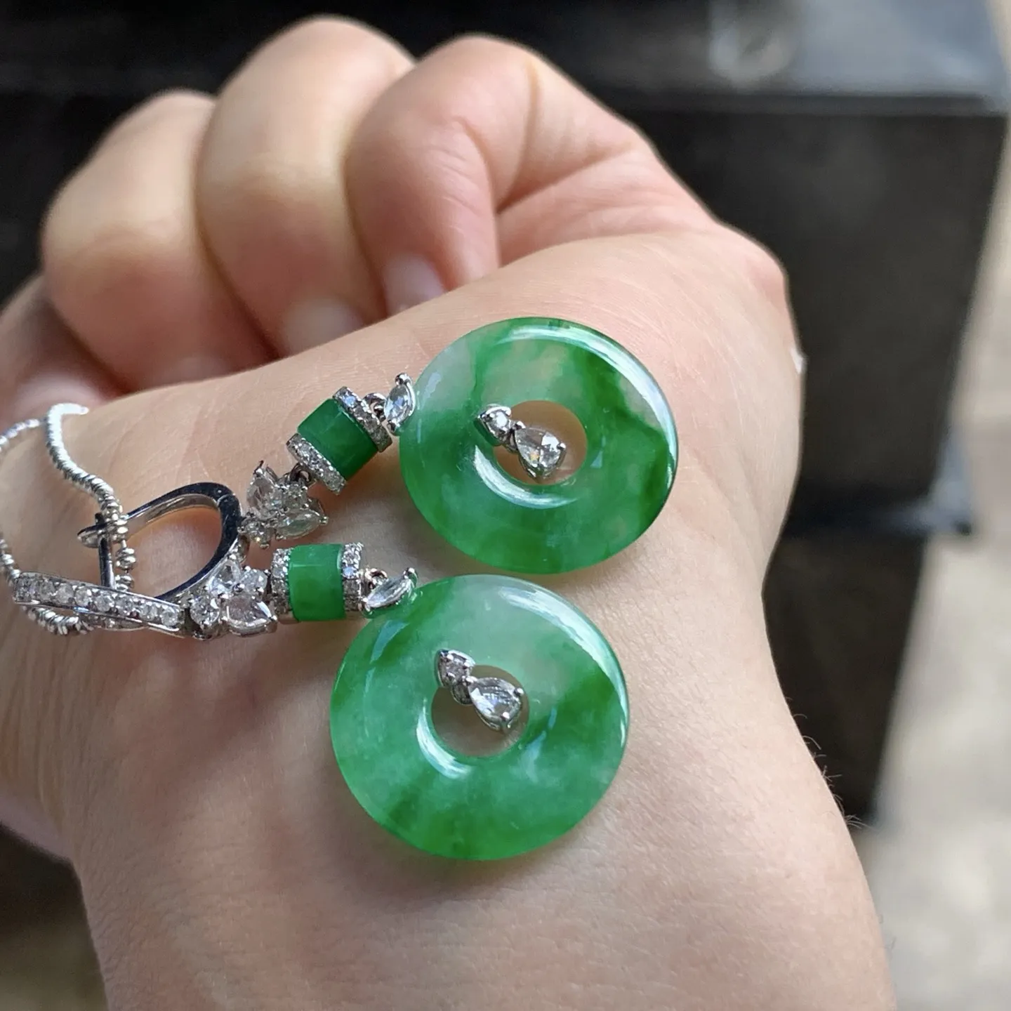 辣绿色耳钩^_^颜色鲜艳