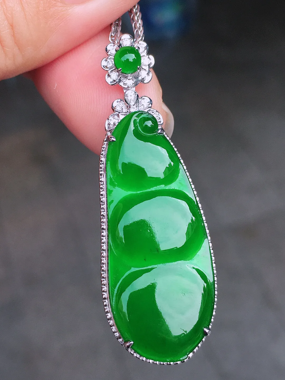 满绿福豆吊坠，色泽均匀浓郁，玉质细腻，荧光感超
强，饱满圆润，尽显优雅气质，18k
金豪华镶嵌