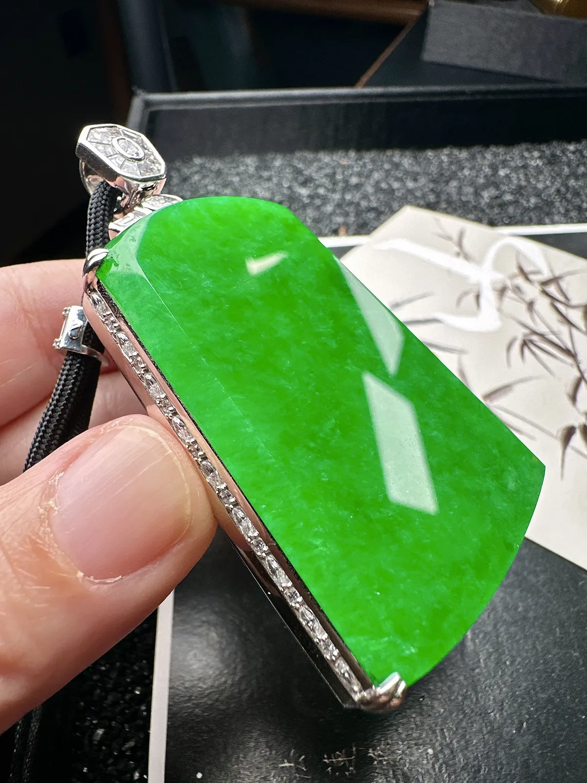 【冰种阳绿缅料大无事牌】珍藏级别，实物更漂亮，阳绿色泽。18k金钻镶嵌，裸石尺寸54.2*41.8*4.3毫米