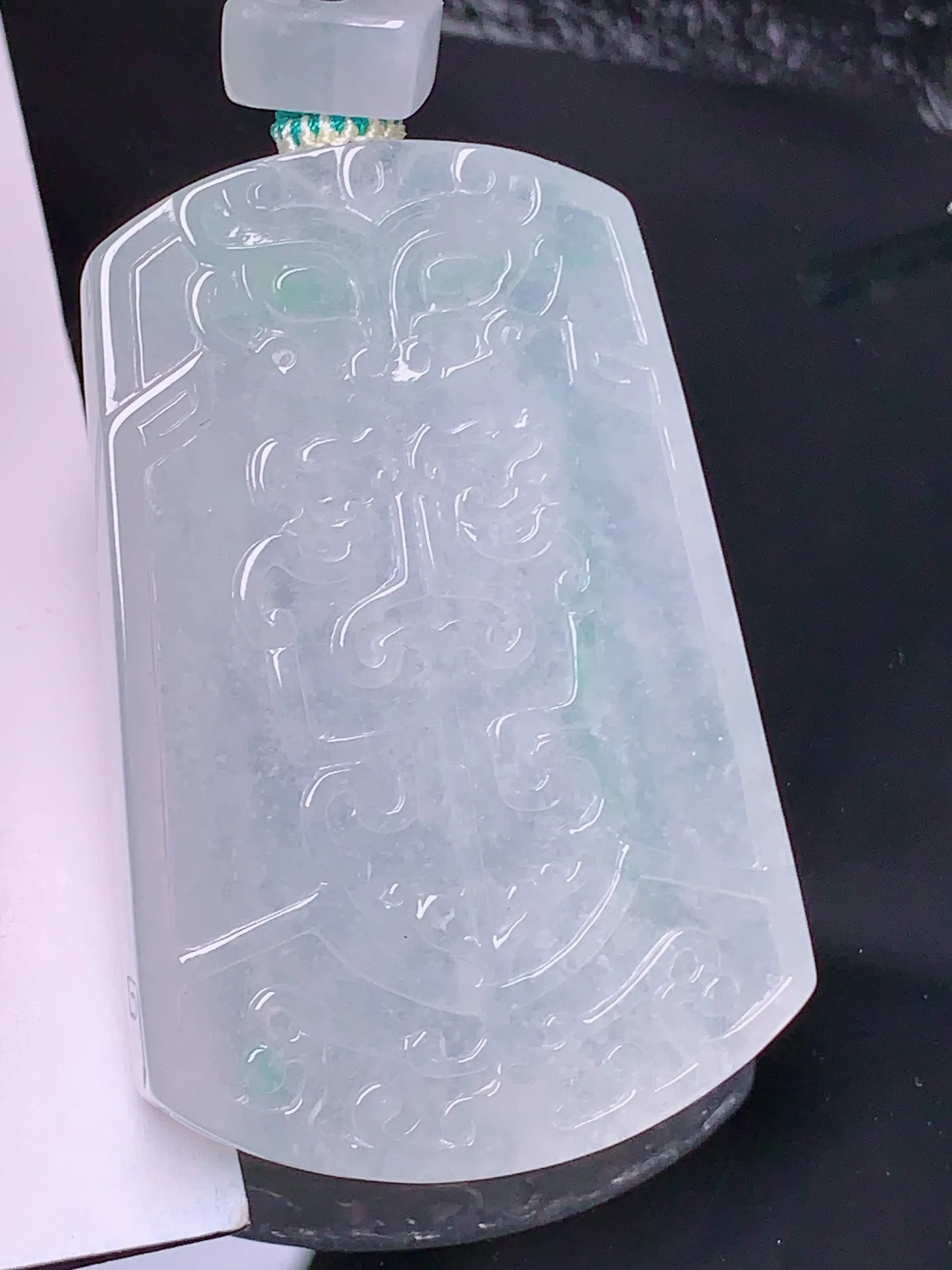 冰种雕花无事牌吊坠 玉质细腻 色泽清新艳丽 整体尺寸50.8*33.2*6.5