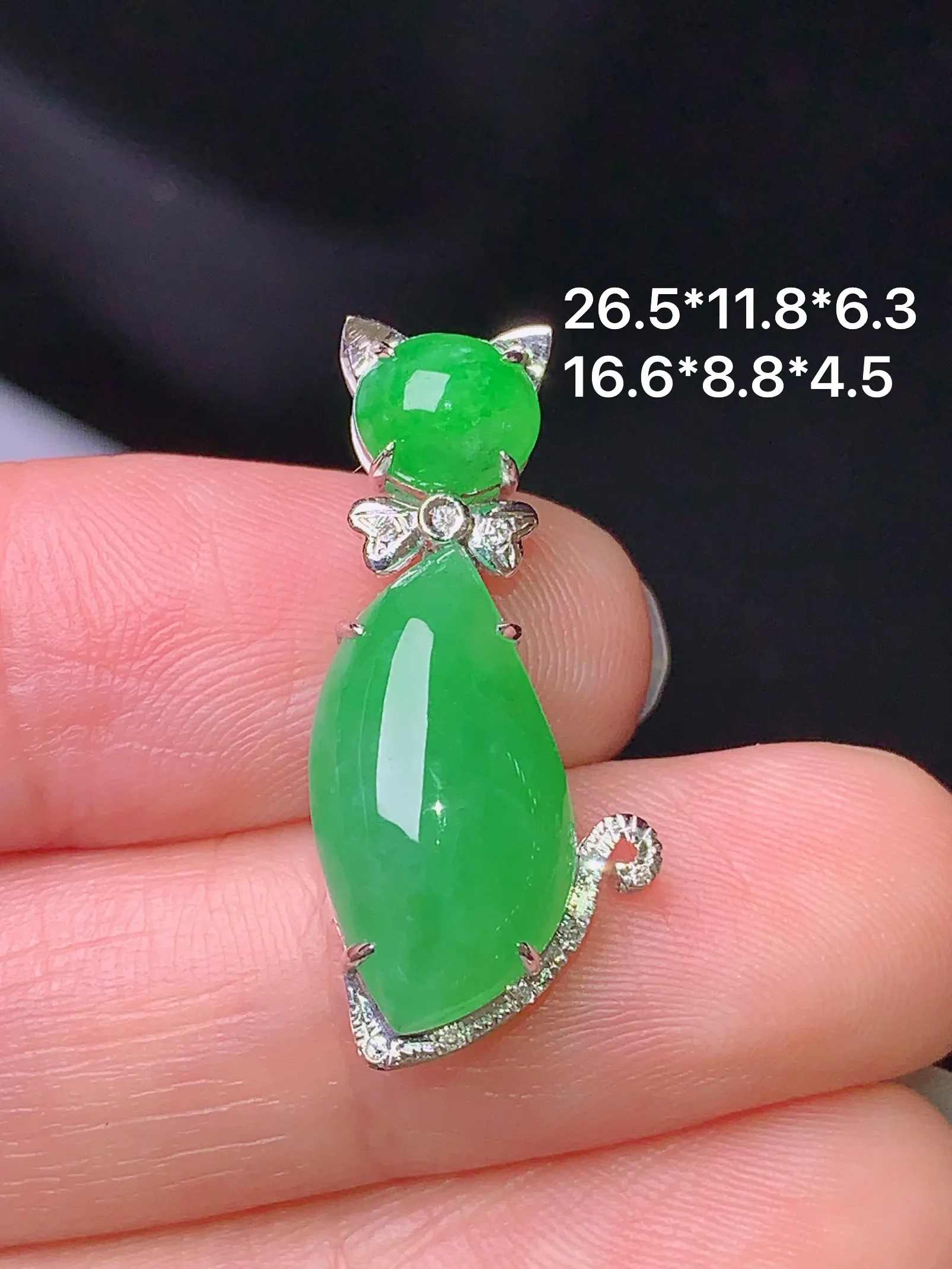 18k金钻镶嵌满绿随形吊坠 玉质细腻 色泽清新艳丽 整体尺寸26.5*11.8*6.3