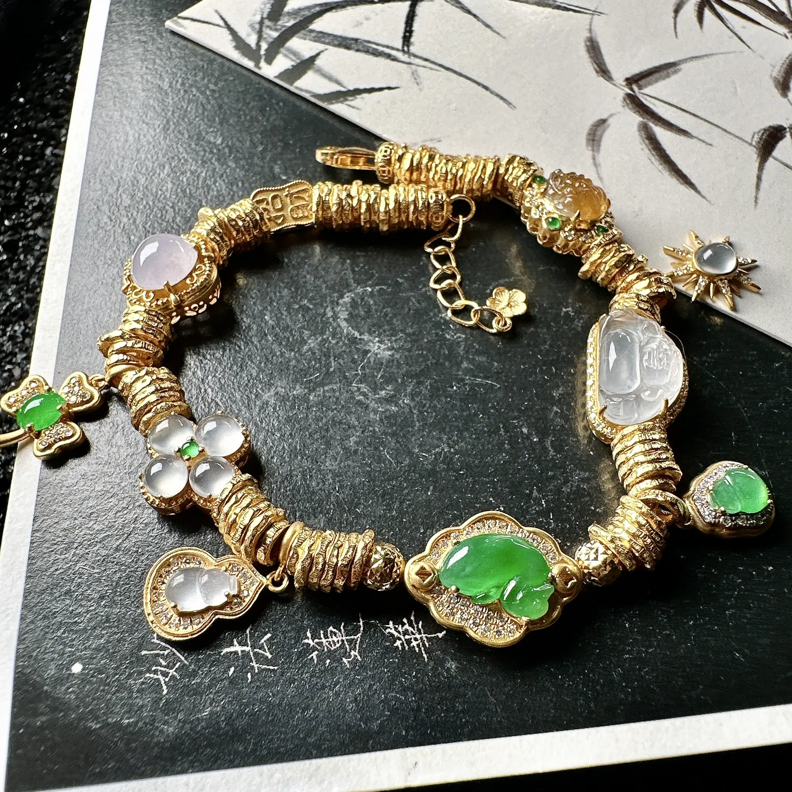 【冰种多种元素盘缠手链】颗颗冰透，饱满圆润，光泽闪耀，流行款，18K金钻镶嵌，其中一颗裸石尺寸7.6*11.9*4.2毫米