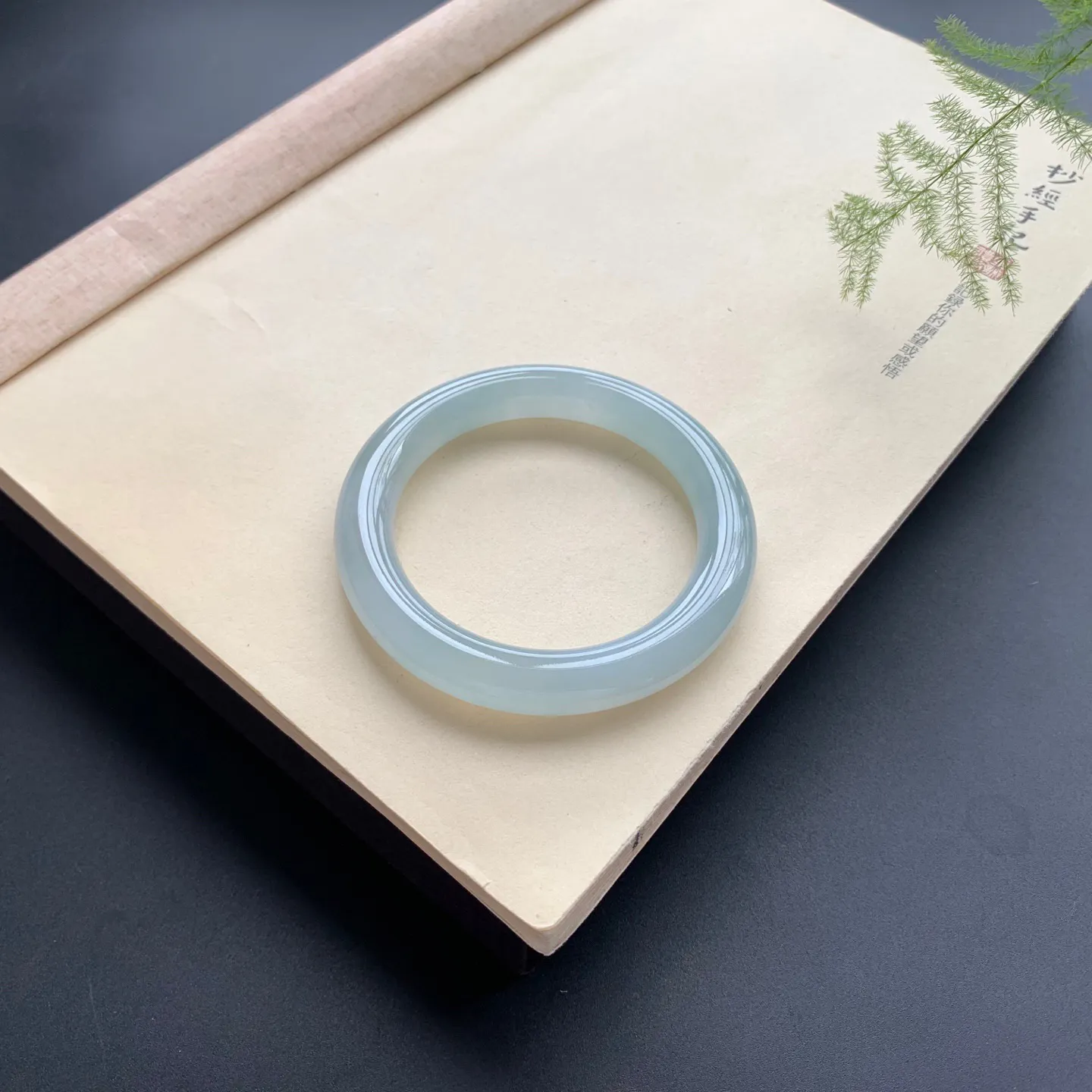 57圈口冰晴底圆条手镯 尺寸：57-11，水润起胶，色泽亮丽