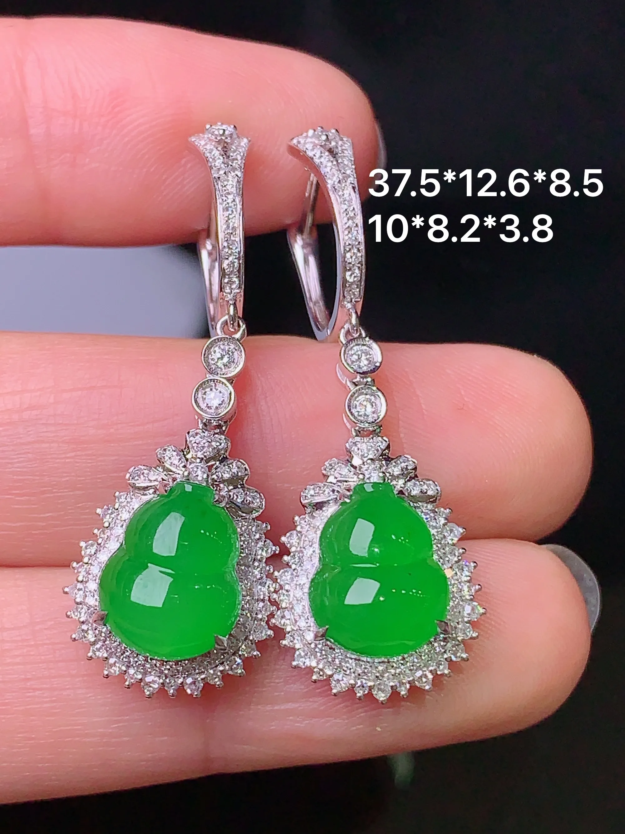 18k金钻镶嵌满绿葫芦耳坠 玉质细腻 色泽清新艳丽 整体尺寸37.5*12.6*8.5