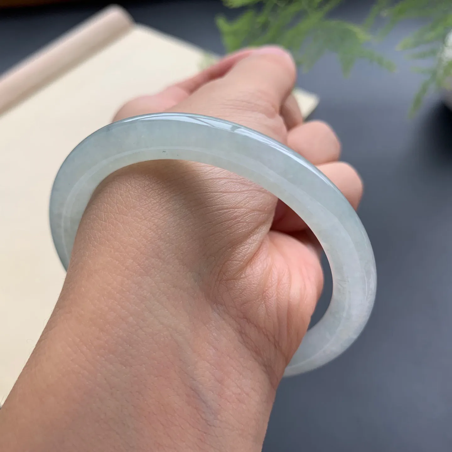 54.5圈口冰飘花圆条手镯 尺寸：54.5-7.5-8，无纹裂，水润起胶，条形饱满