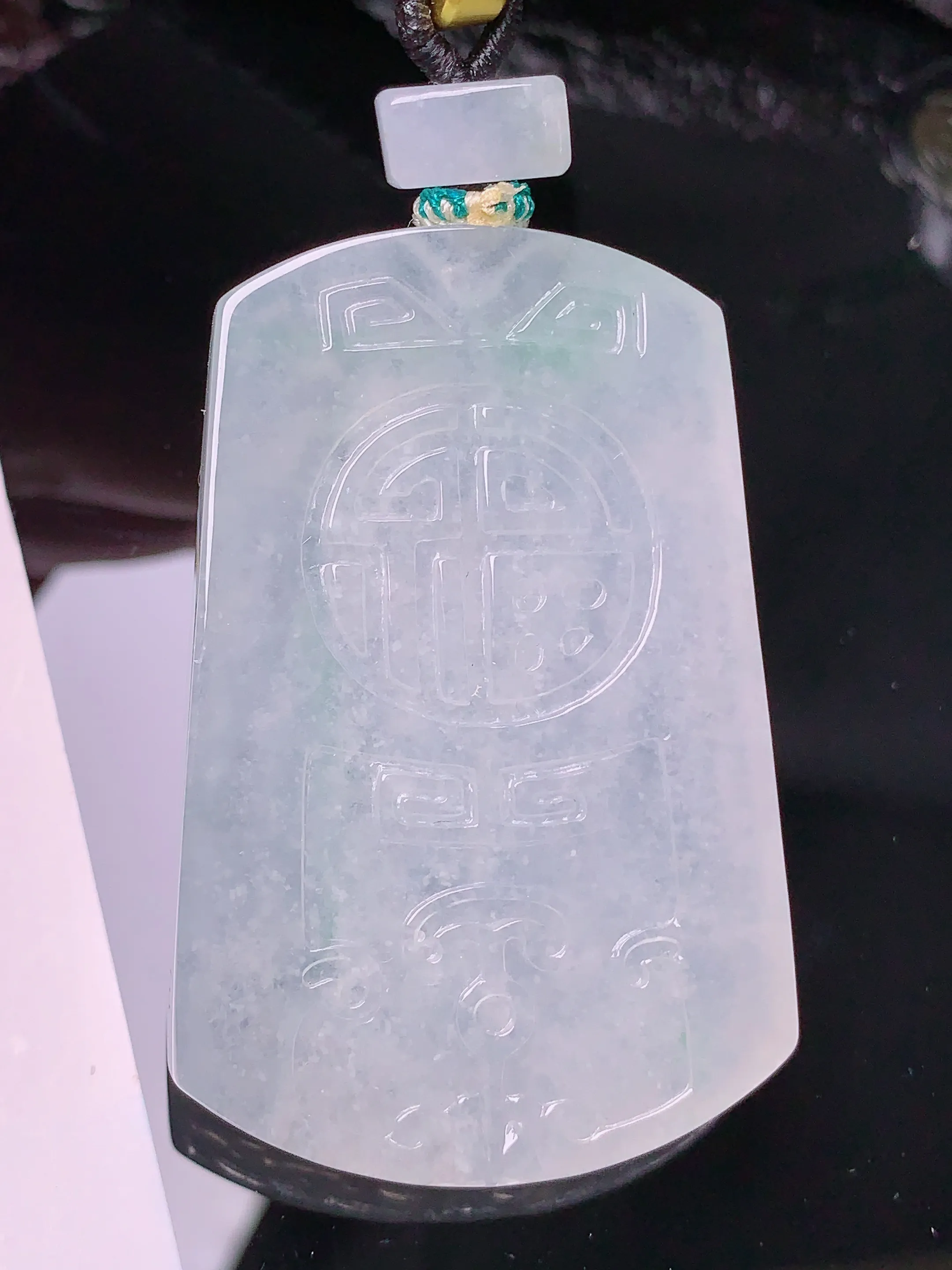 冰种雕花无事牌吊坠 玉质细腻 色泽清新艳丽 整体尺寸50.8*33.2*6.5