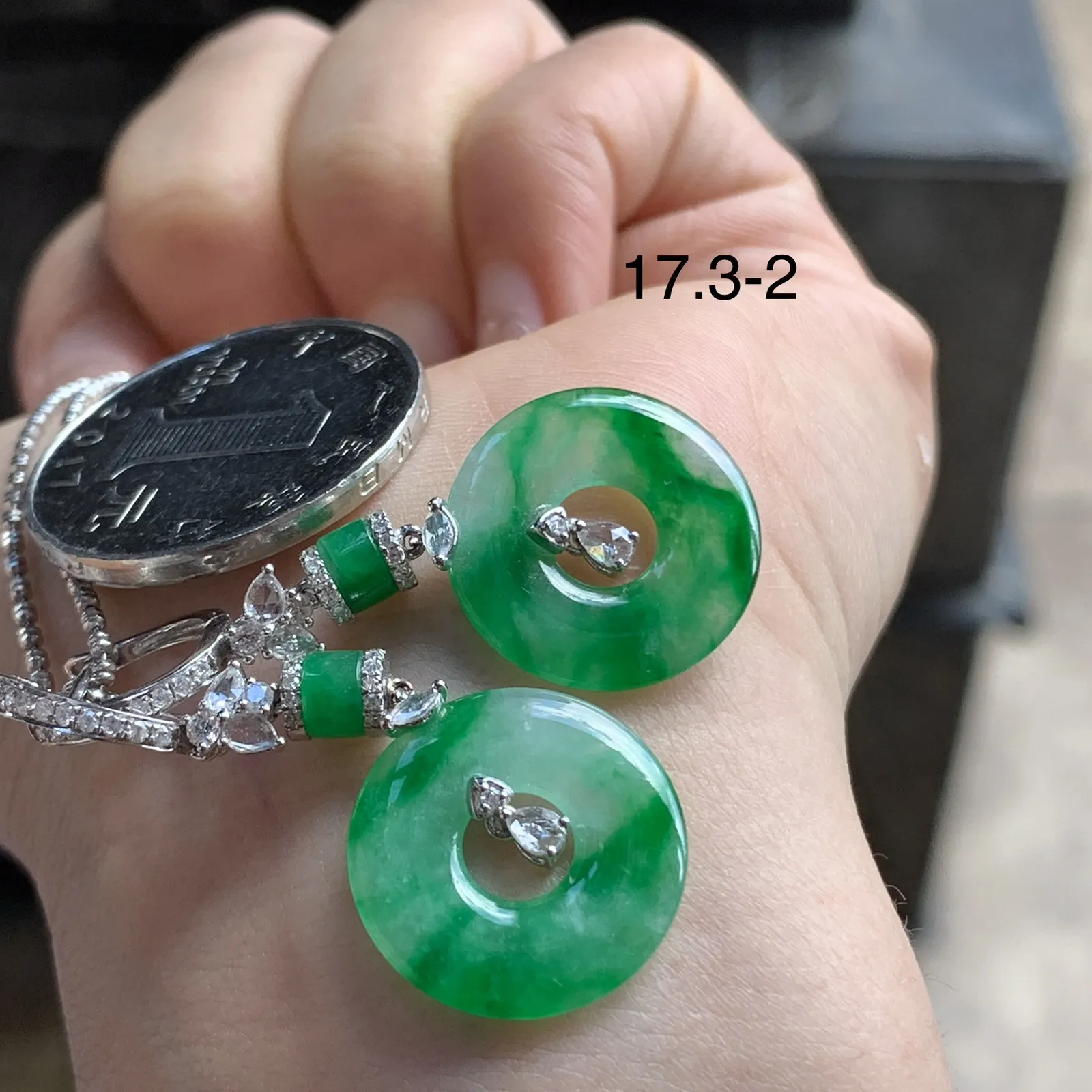 辣绿色耳钩^_^颜色鲜艳