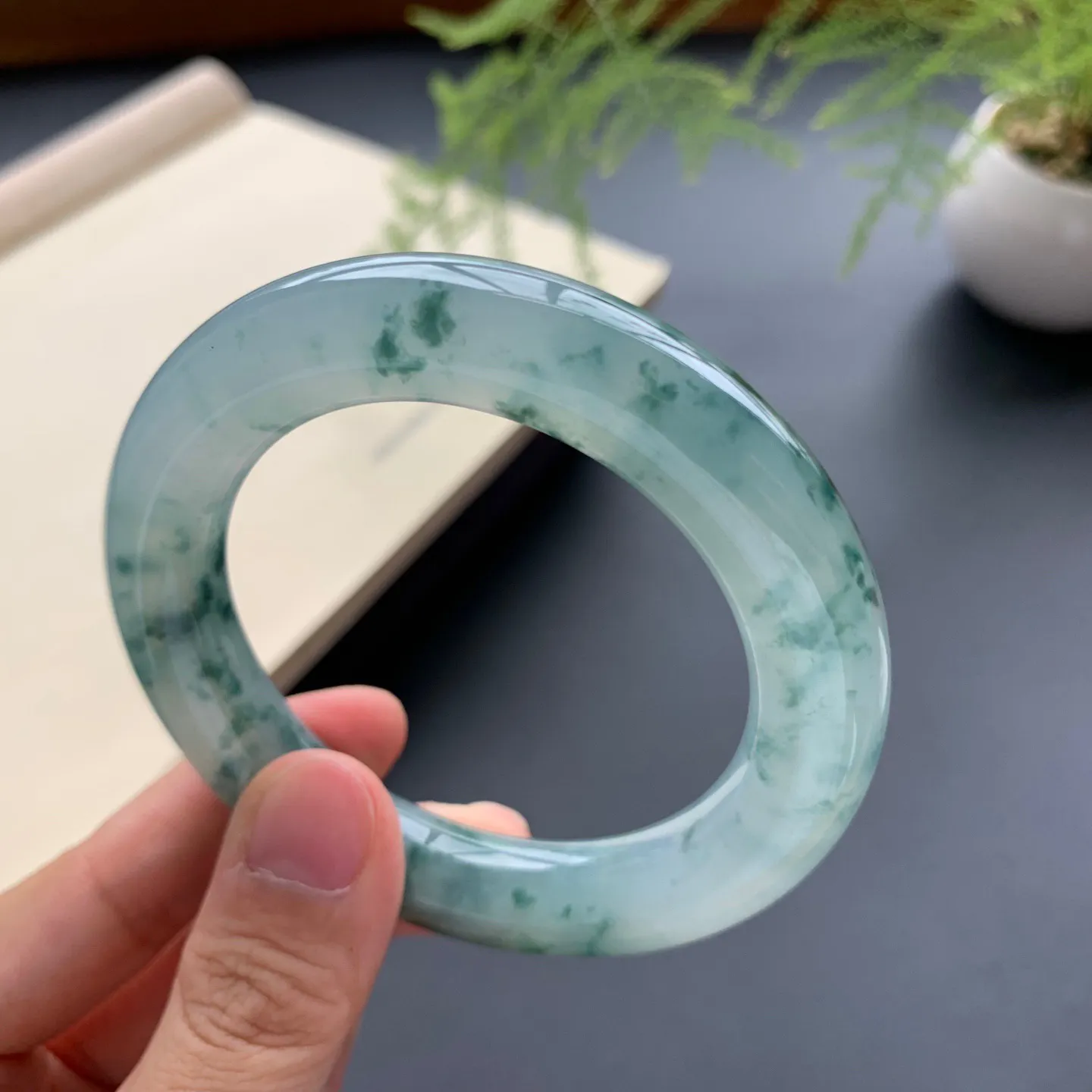 52圈口冰种飘花圆条手镯 尺寸：52-12，无纹裂，花色浓郁，条形饱满