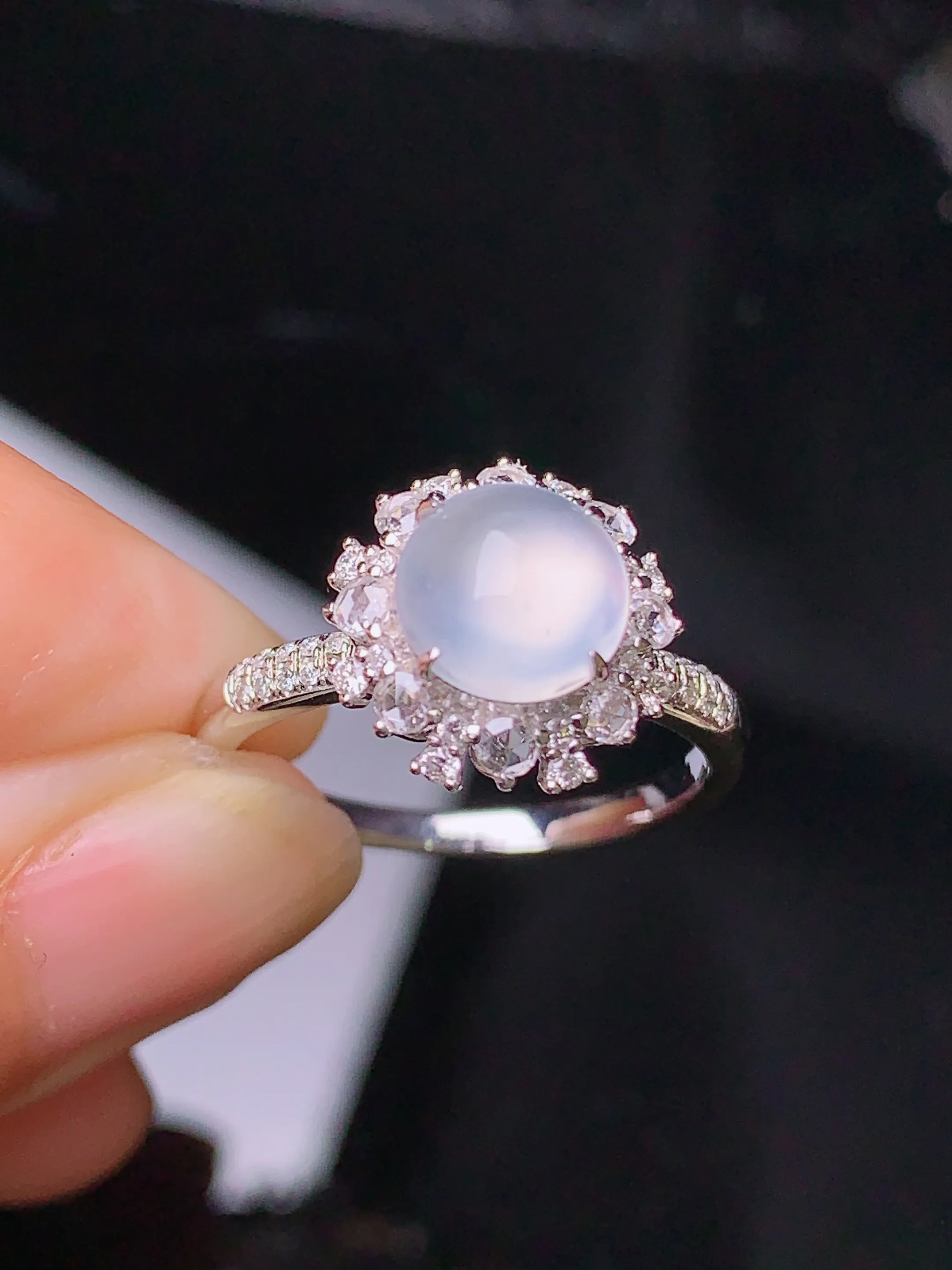 18k金钻镶嵌冰种蛋面戒指 玉质细腻 色泽清新艳丽 圈口13 整体尺寸11*8.8