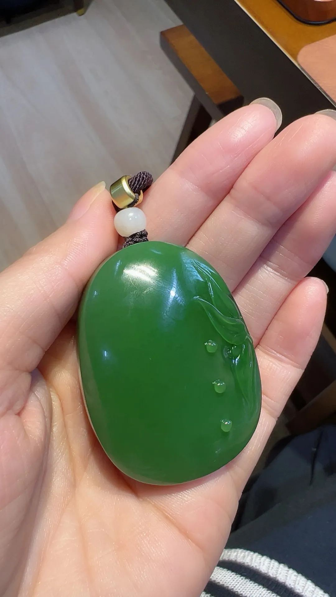 碧玉｜浓阳绿｜祝福

重74.5克 尺寸51.8*39*17.8mm