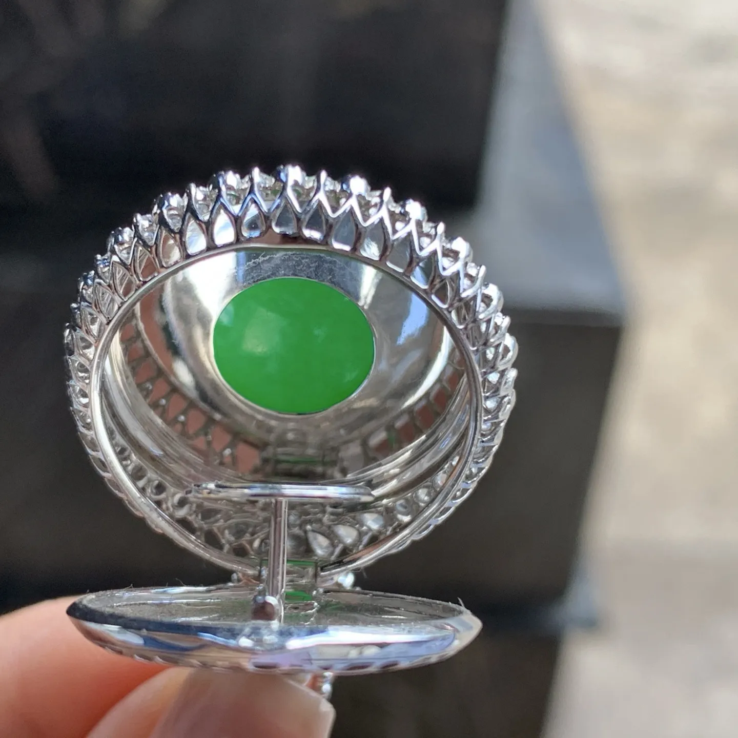 金钻镶嵌辣绿色圆牌^_^鲜艳 玉质温润