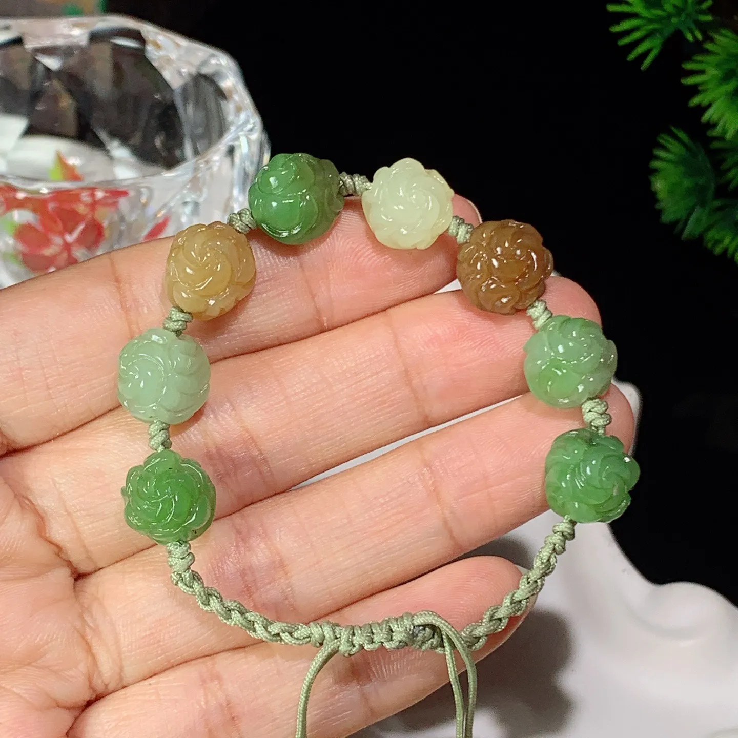 和田玉多宝花开富贵手串。尺寸10/8重13.5克。玉质细腻油润。手推出油。佩戴高端典雅。lt251031