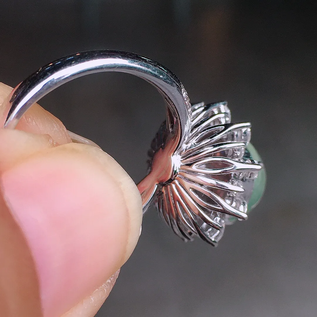 玻璃种蛋面戒指，玉质细腻，荧光感超
强，饱满圆润，尽显优雅气质，18k
金豪华镶嵌