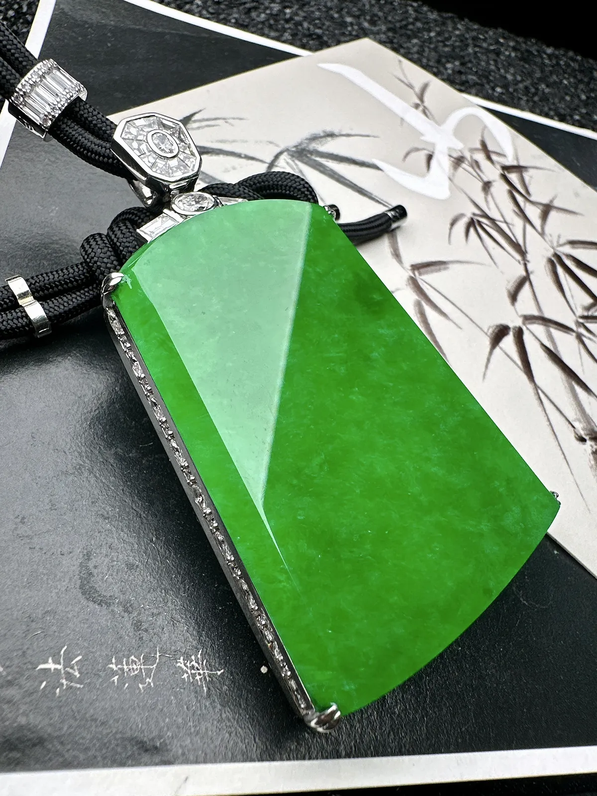 【冰种阳绿缅料大无事牌】珍藏级别，实物更漂亮，阳绿色泽。18k金钻镶嵌，裸石尺寸54.2*41.8*4.3毫米