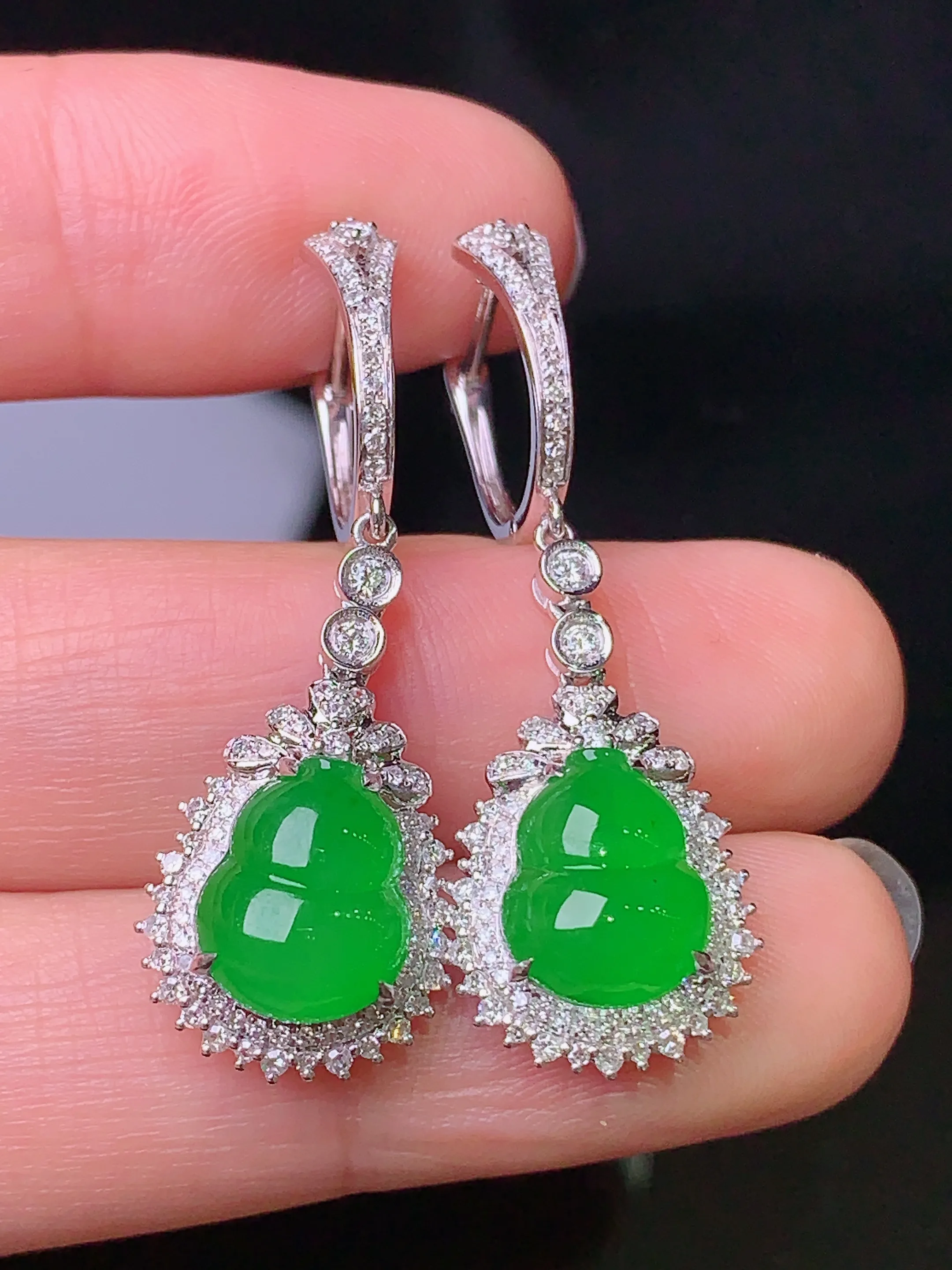 18k金钻镶嵌满绿葫芦耳坠 玉质细腻 色泽清新艳丽 整体尺寸37.5*12.6*8.5