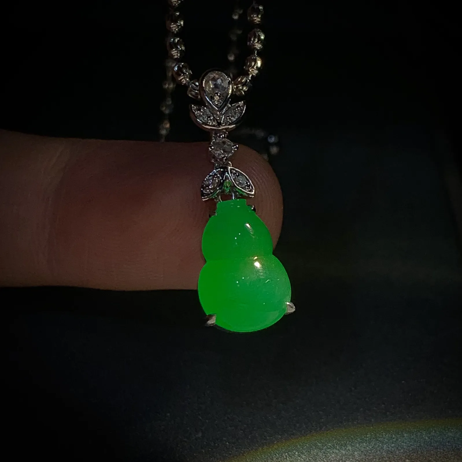 【福禄】，绿葫芦，
裸石12-8.5-5mm，整体25.2-8.5-6.5mm，
18K金，南非钻，
