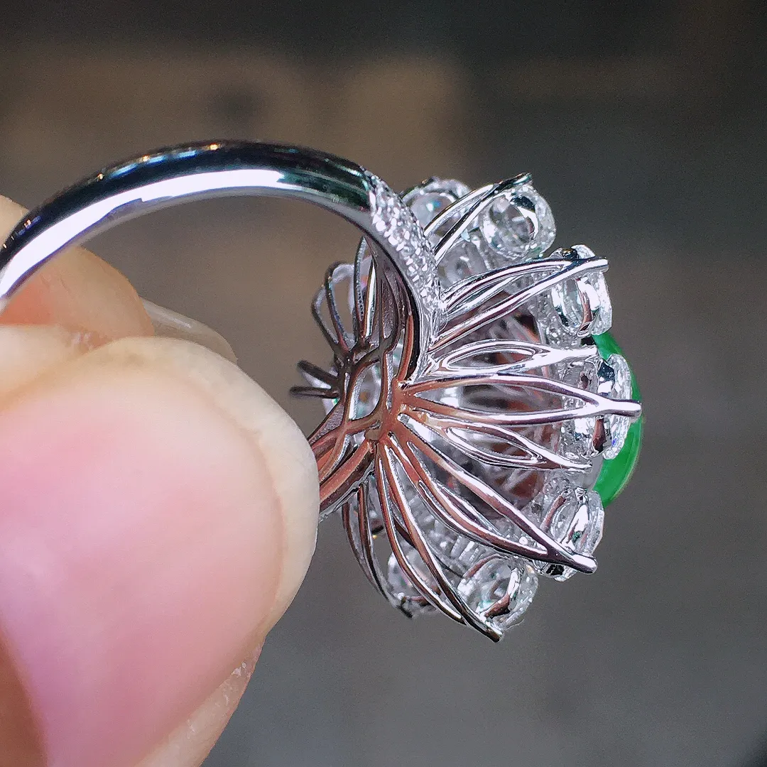 阳绿蛋面戒指，色泽均匀艳丽，玉质细腻，荧光感超
强，饱满圆润，尽显优雅气质，18k
金豪华镶嵌