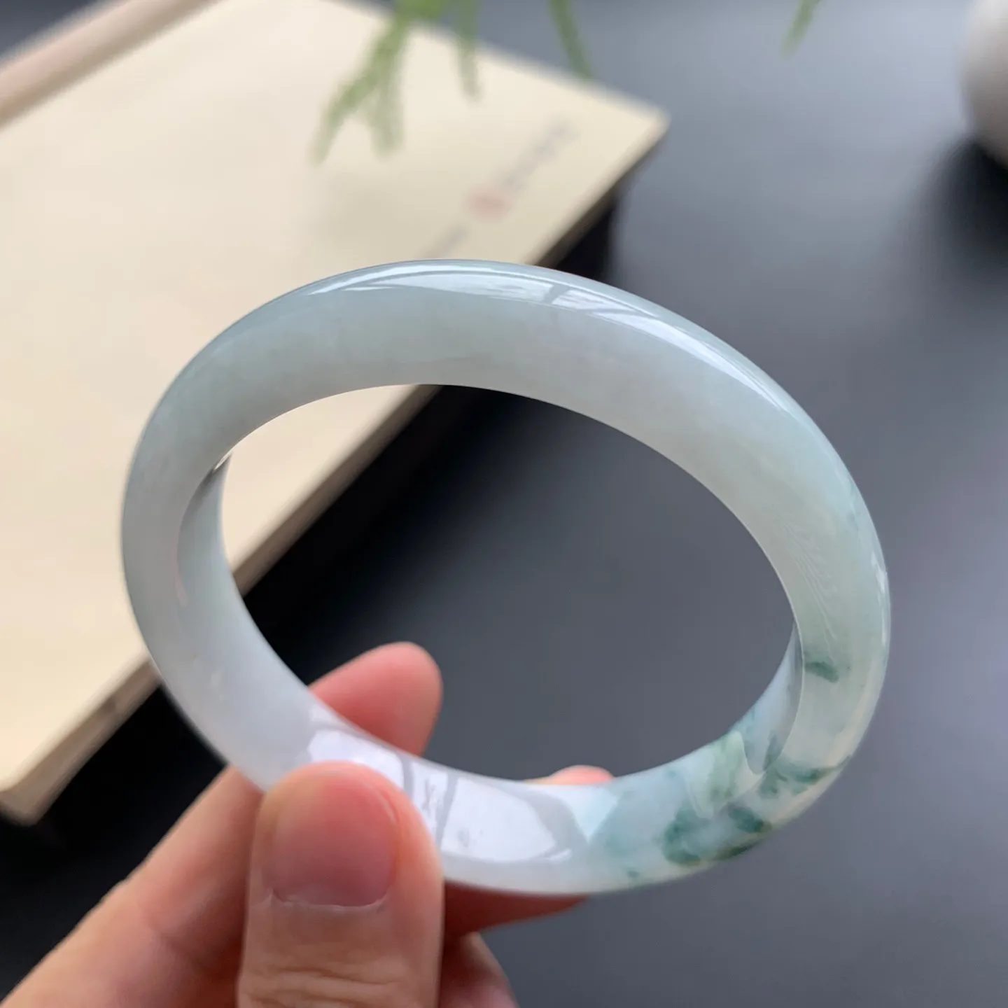 52圈口飘花正圈手镯 尺寸：52-11.3-7，无纹裂，细腻光滑，花色飘逸