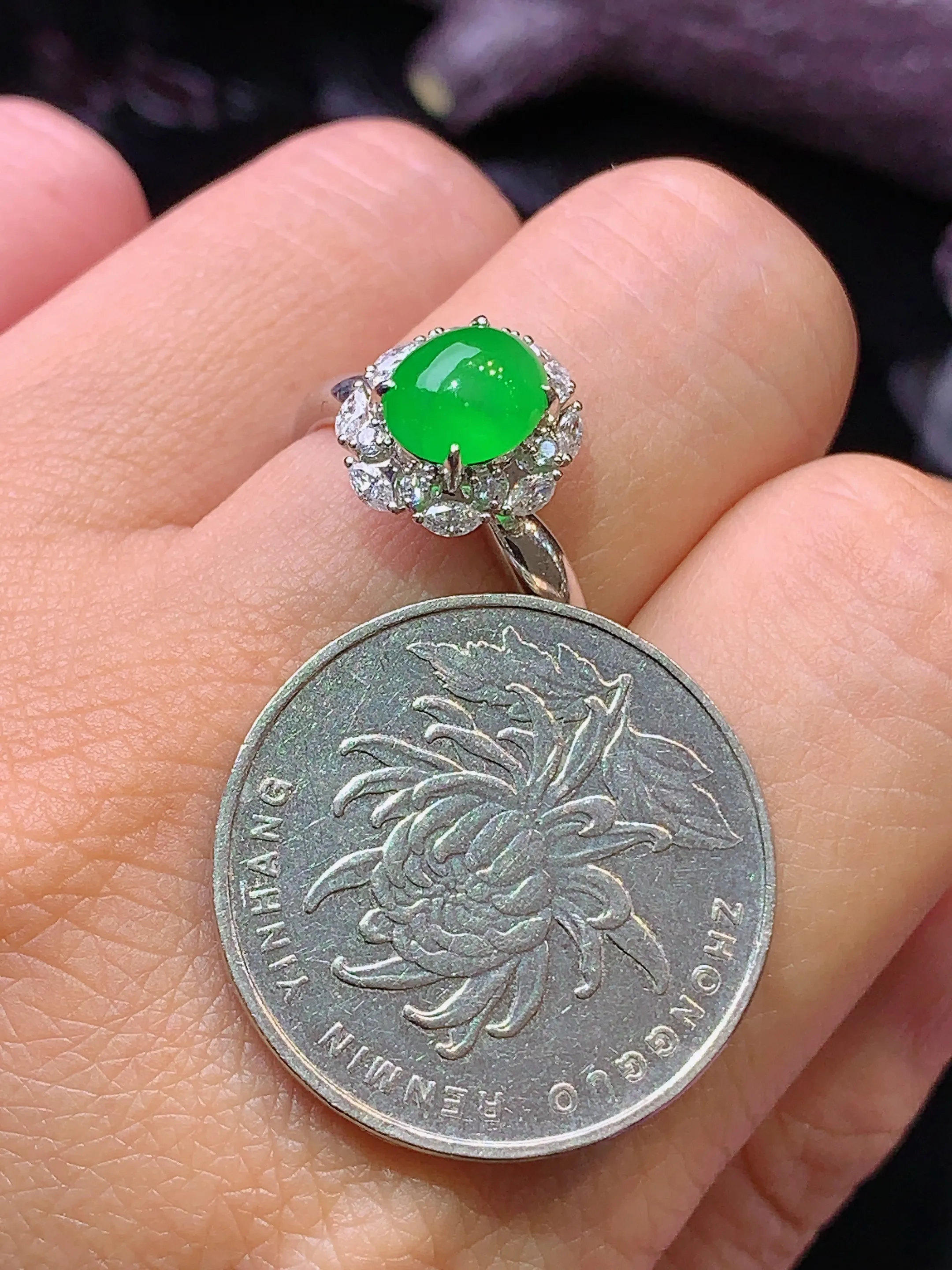 18k金钻镶嵌满绿蛋面吊坠 玉质细腻 色泽清新艳丽 圈口14 整体尺寸11.7*10.5*9.2