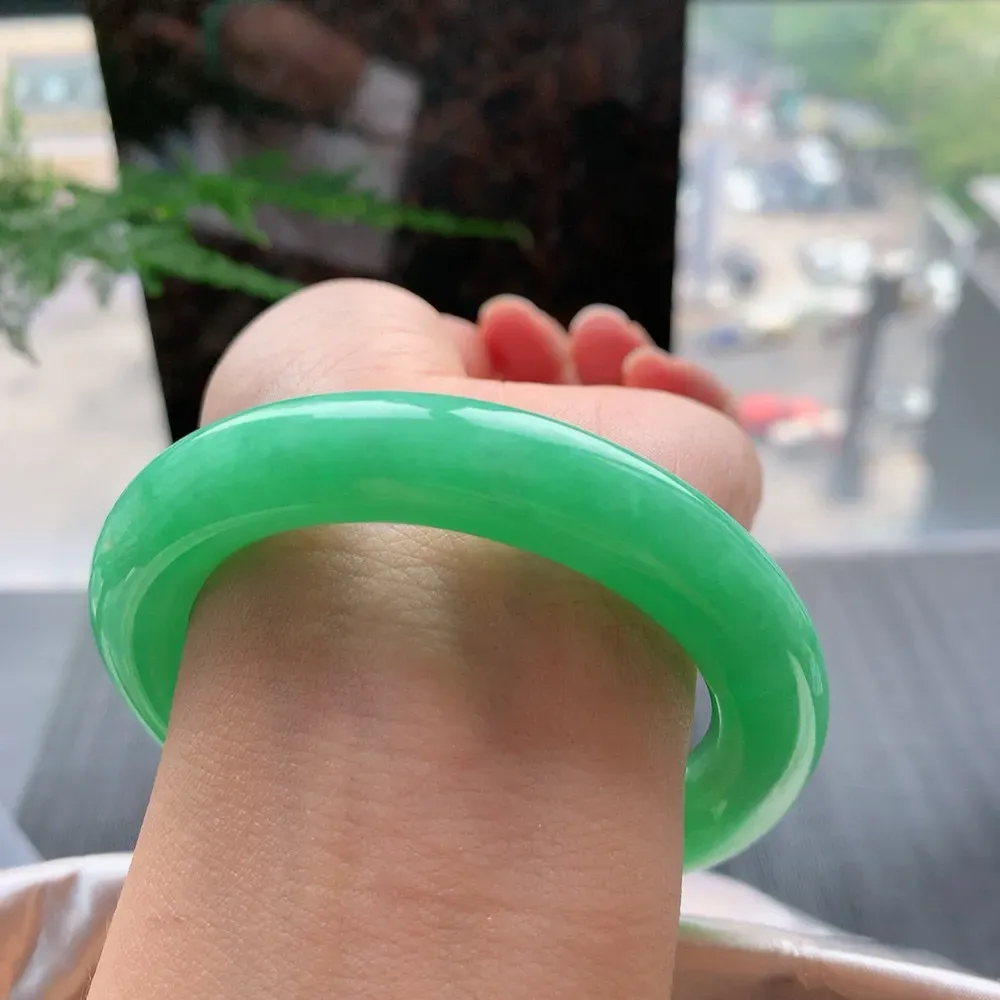 圆条满色阳绿 无瑕 尺寸:55.1/11.2 色阳