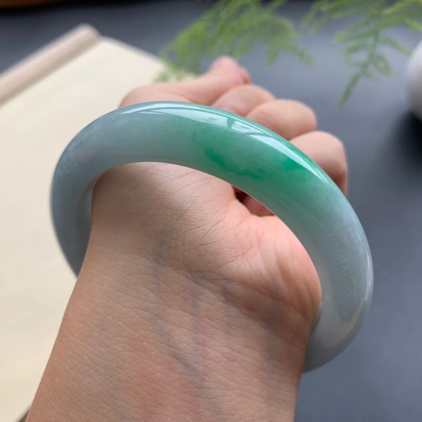 57.8圈口飘绿正圈手镯 尺寸：57.8-12.5-10，无纹裂，细腻光滑，色泽靓丽