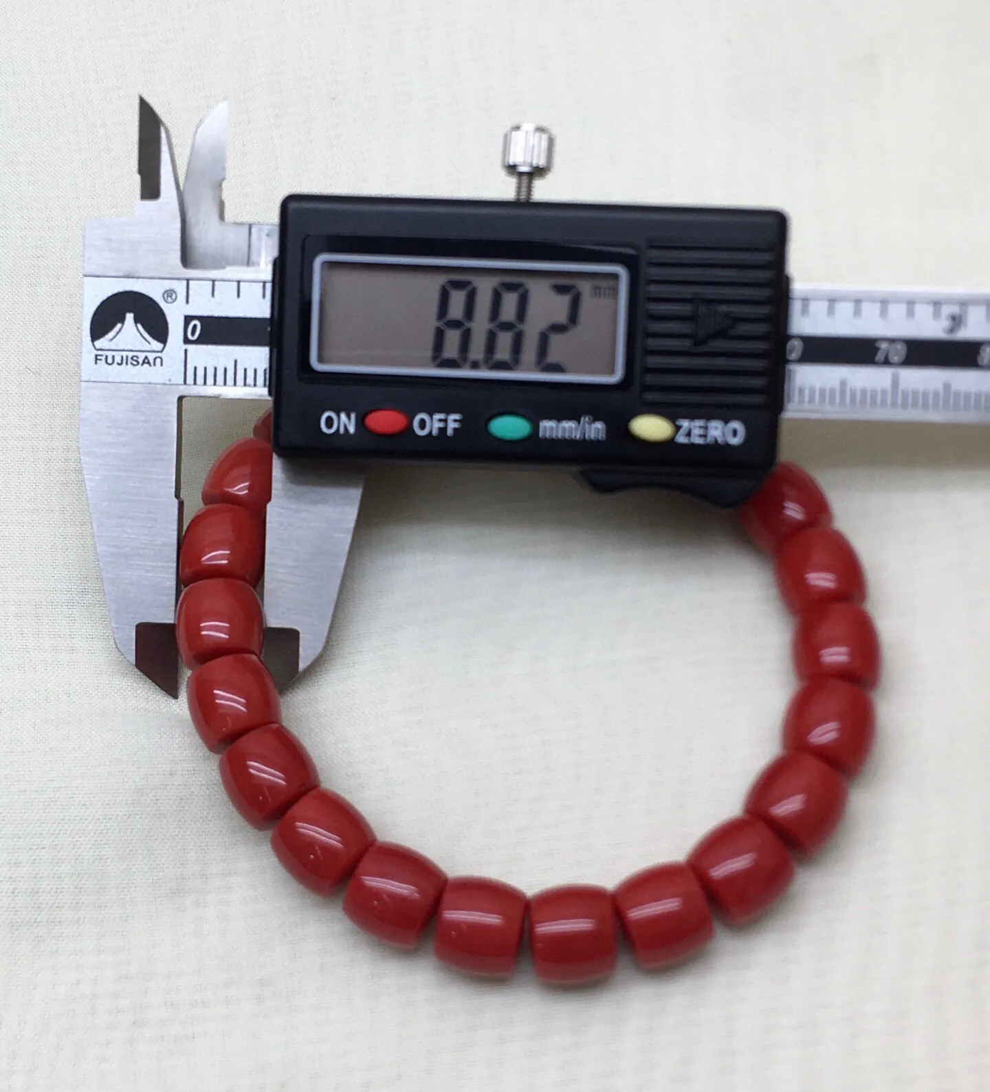 【天然深橘红珊瑚小9mm直切珠弹力手串】收藏佩戴两不误！天然无添加无优化，深橘红颜色，色泽好！品质好！颗颗天然！西班牙产地，科西卡材料，裸石尺寸约为8.82-8.75mm左右，重量24.99克。有个别天然小虫眼，可忽略不计。珊瑚自古被佛教视为珍宝，深海里千年生长的有生命宝石，有灵性，气场强大，佩戴者更有佛性，更有佛缘！