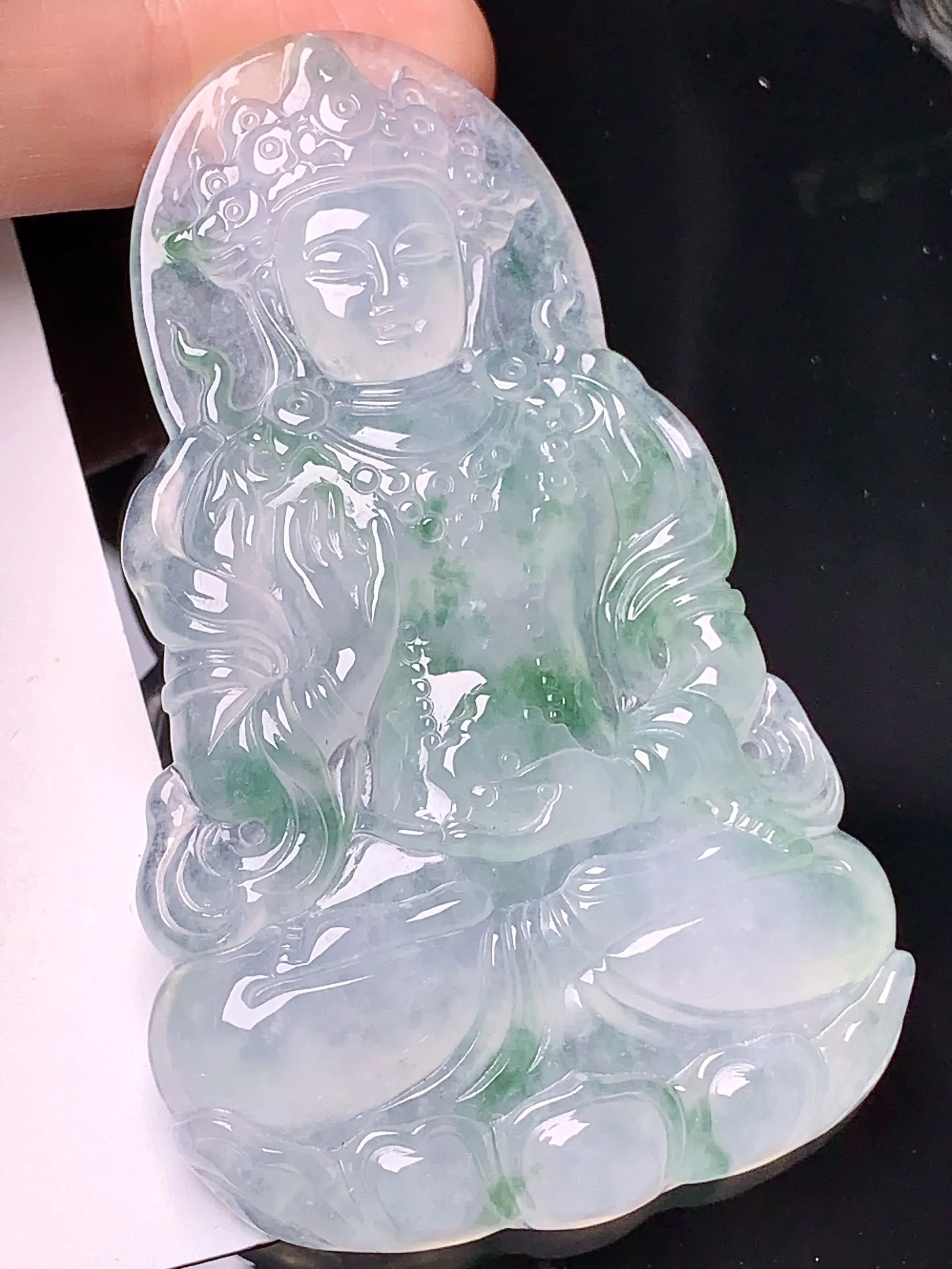 冰种飘绿度母观音菩萨吊坠 玉质细腻 色泽清新艳丽 整体尺寸67*40.5*6