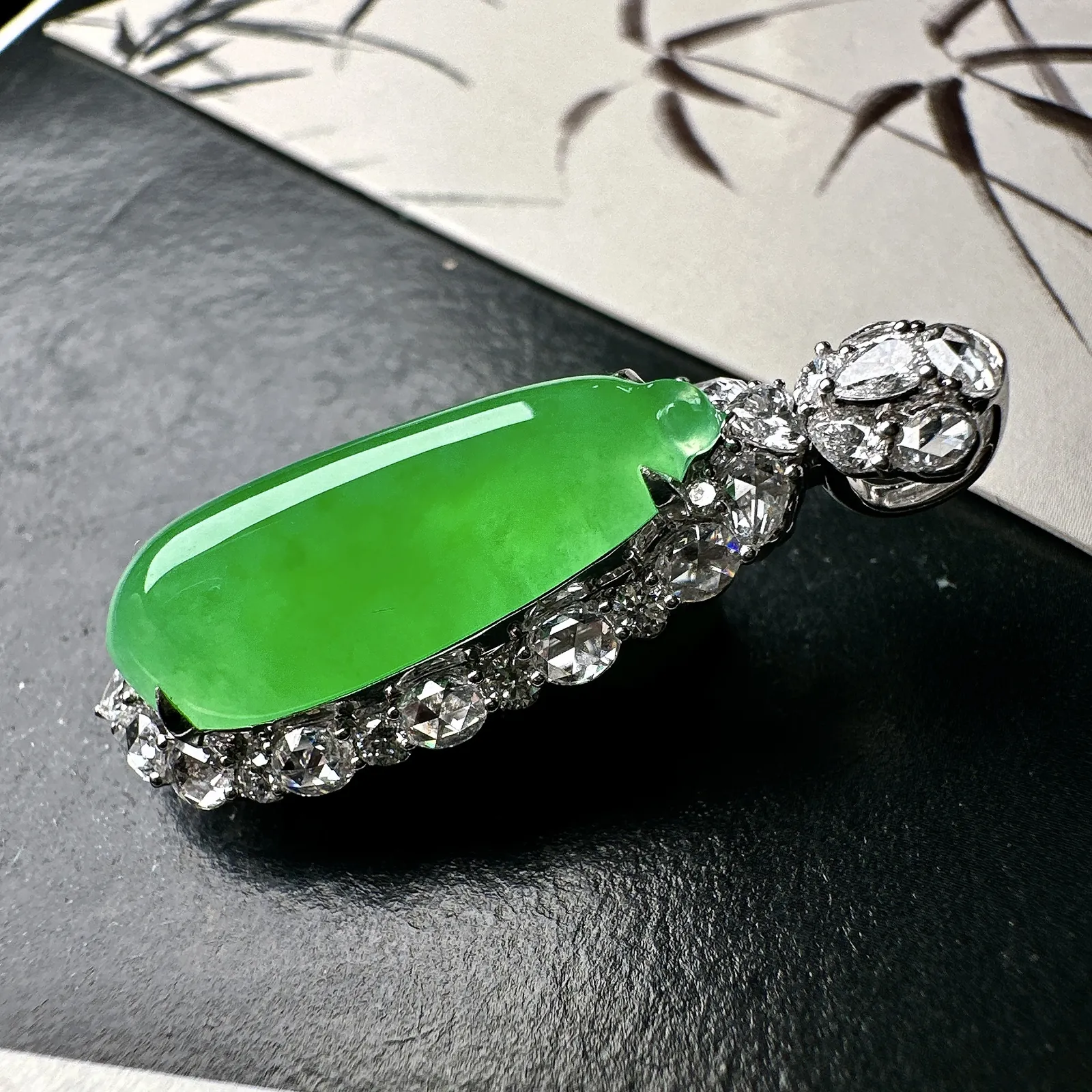 【冰种满绿福瓜】质地冰润细腻，种老起光，收藏品质，18K金钻镶嵌，裸石尺寸24.7*9.9*6.8毫米