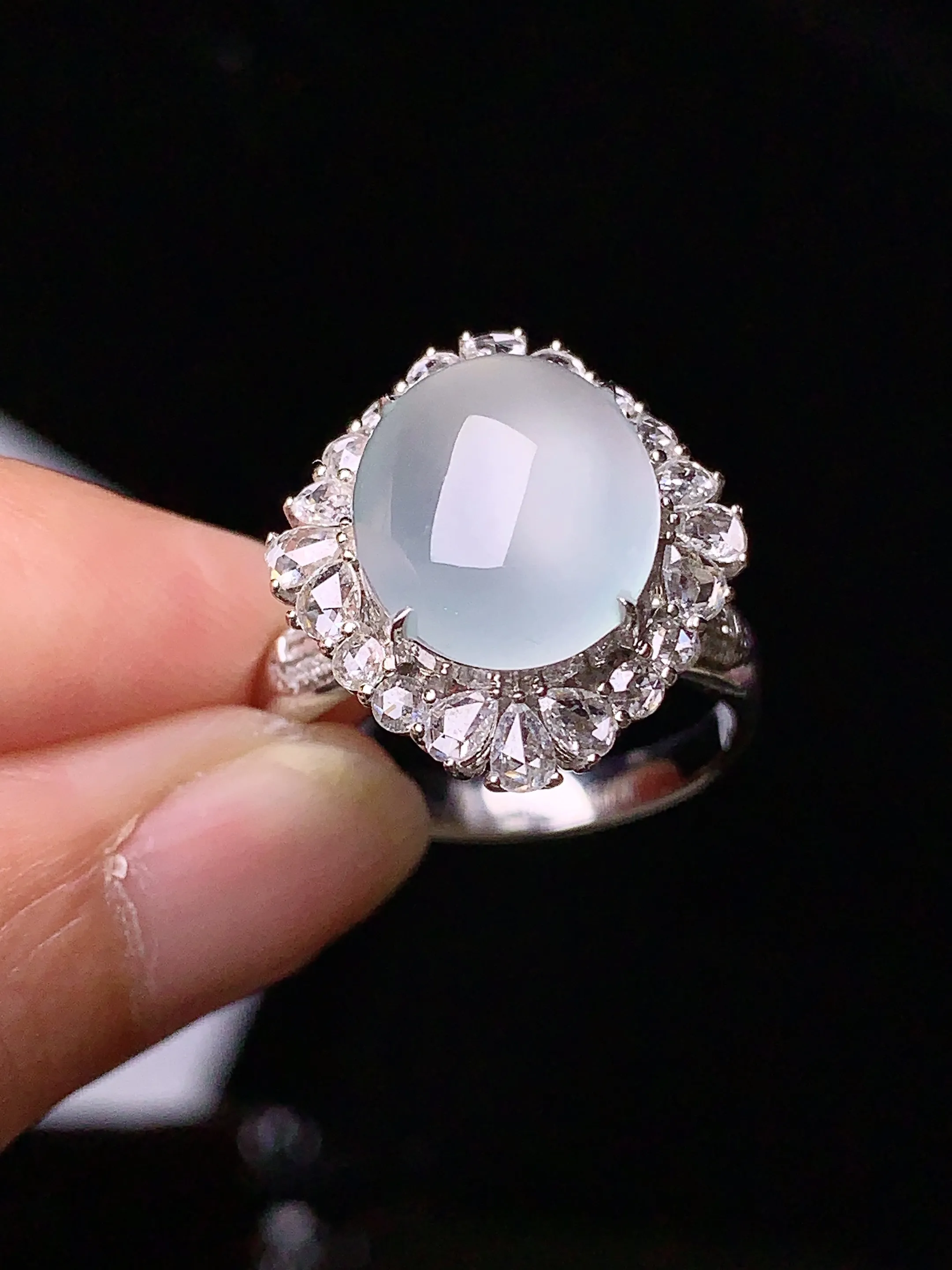 18k金钻镶嵌冰种蛋面戒指 玉质细腻 色泽艳丽 水润亮眼  圈14整体尺寸17.7*16.5*11.8