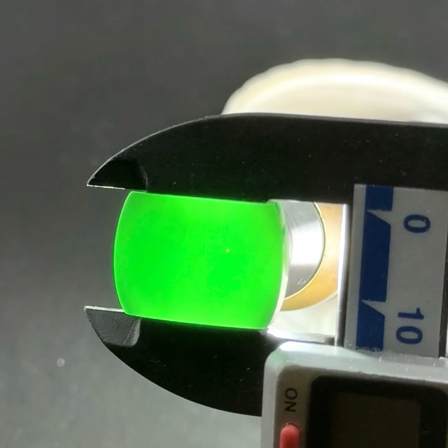 墨翠马鞍戒面一枚 种好色正 黑度极好 打灯通透 油性十足 尺寸19.8