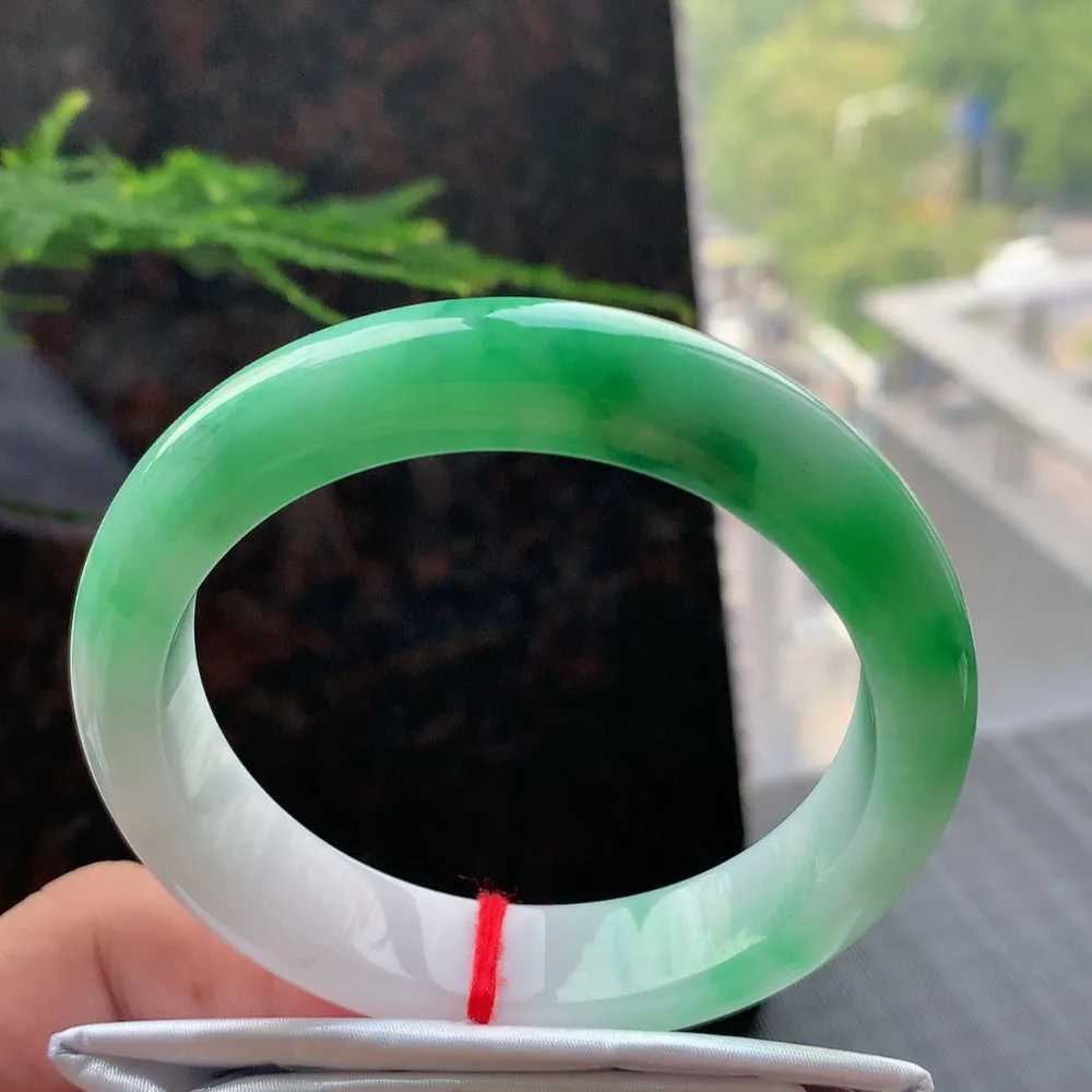 正圈冰糯阳绿 无瑕 尺寸:56.4/12.7/8.4 色阳