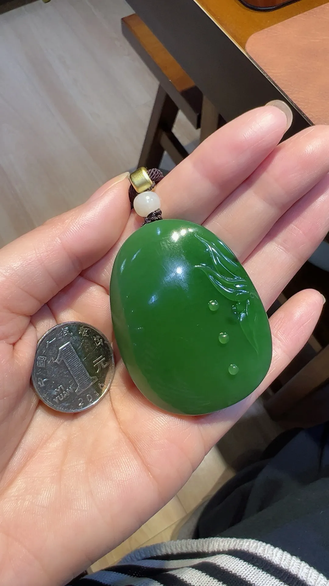 碧玉｜浓阳绿｜祝福

重74.5克 尺寸51.8*39*17.8mm