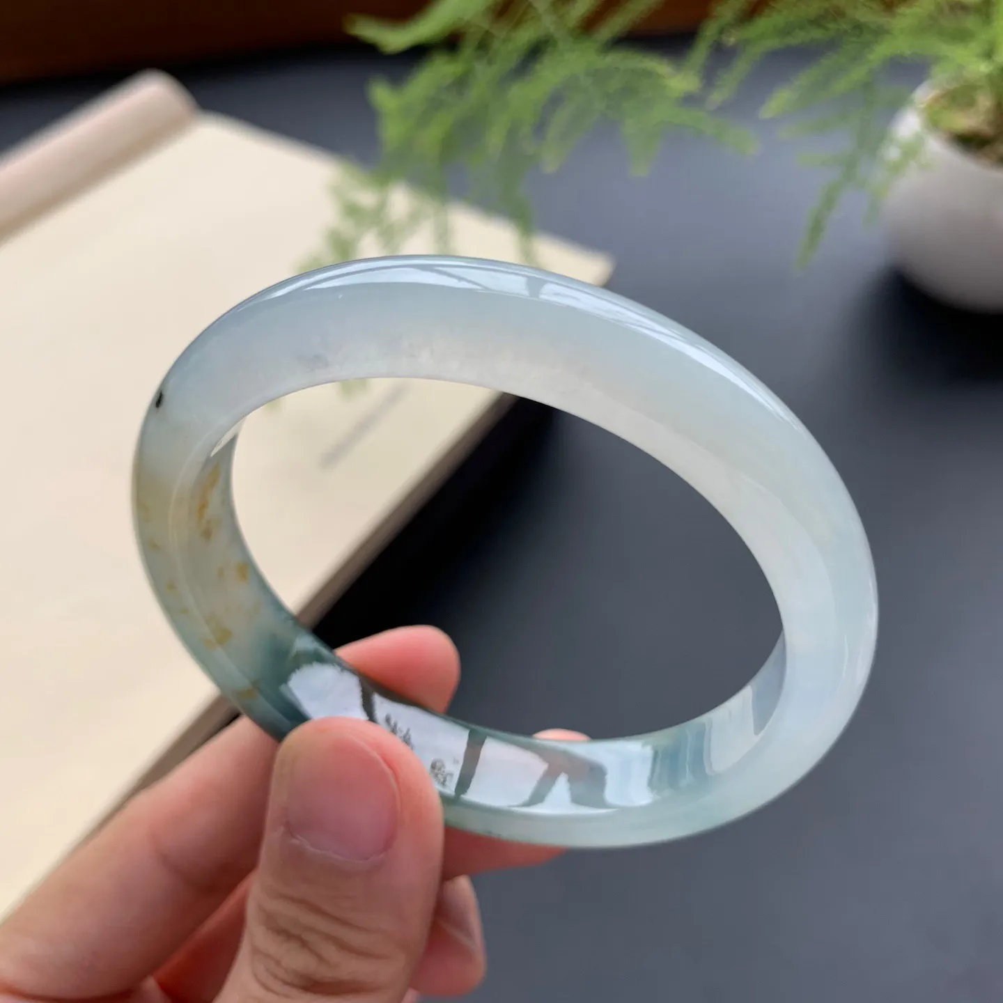 54.3圈口冰种飘花贵妃手镯 尺寸：54.3-46.8-11.5-7.5，无纹裂，水润起胶，花色浓郁