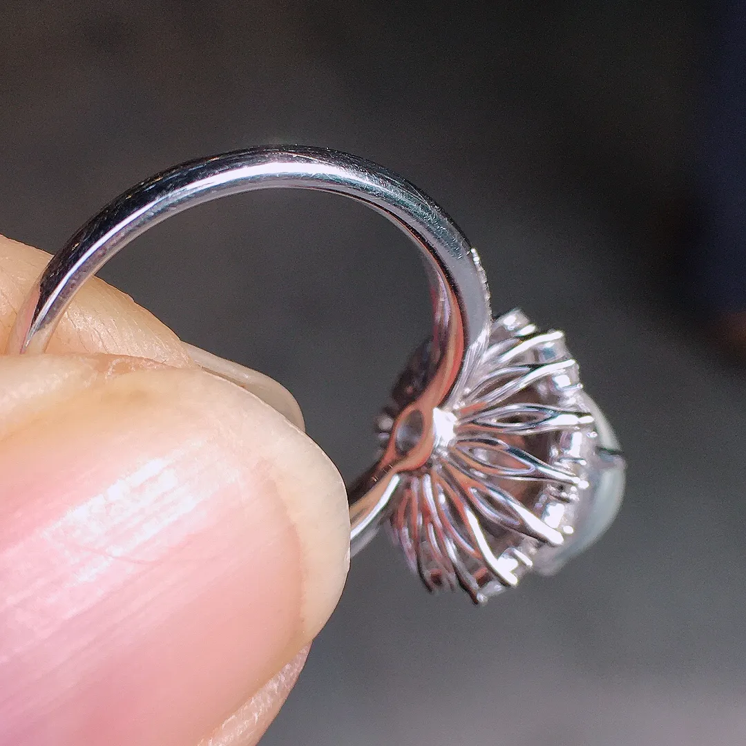 玻璃种蛋面戒指，玉质细腻，荧光感超
强，饱满圆润，尽显优雅气质，18k
金豪华镶嵌