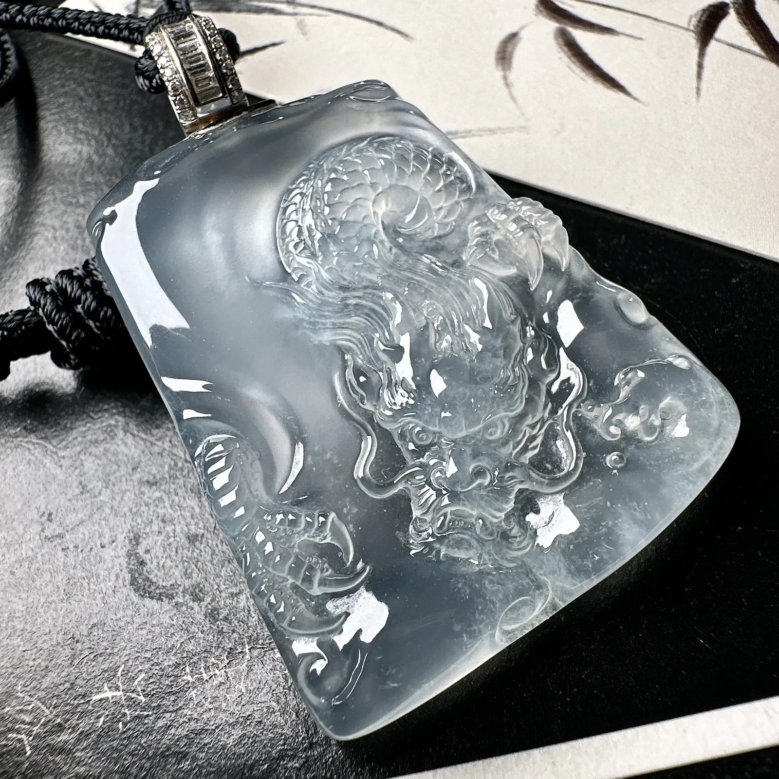 【冰种龙牌】冰润细腻，冰感好，质地很不错。雕工精细，佩戴效果好，18k金钻镶嵌，裸石尺寸44*35.