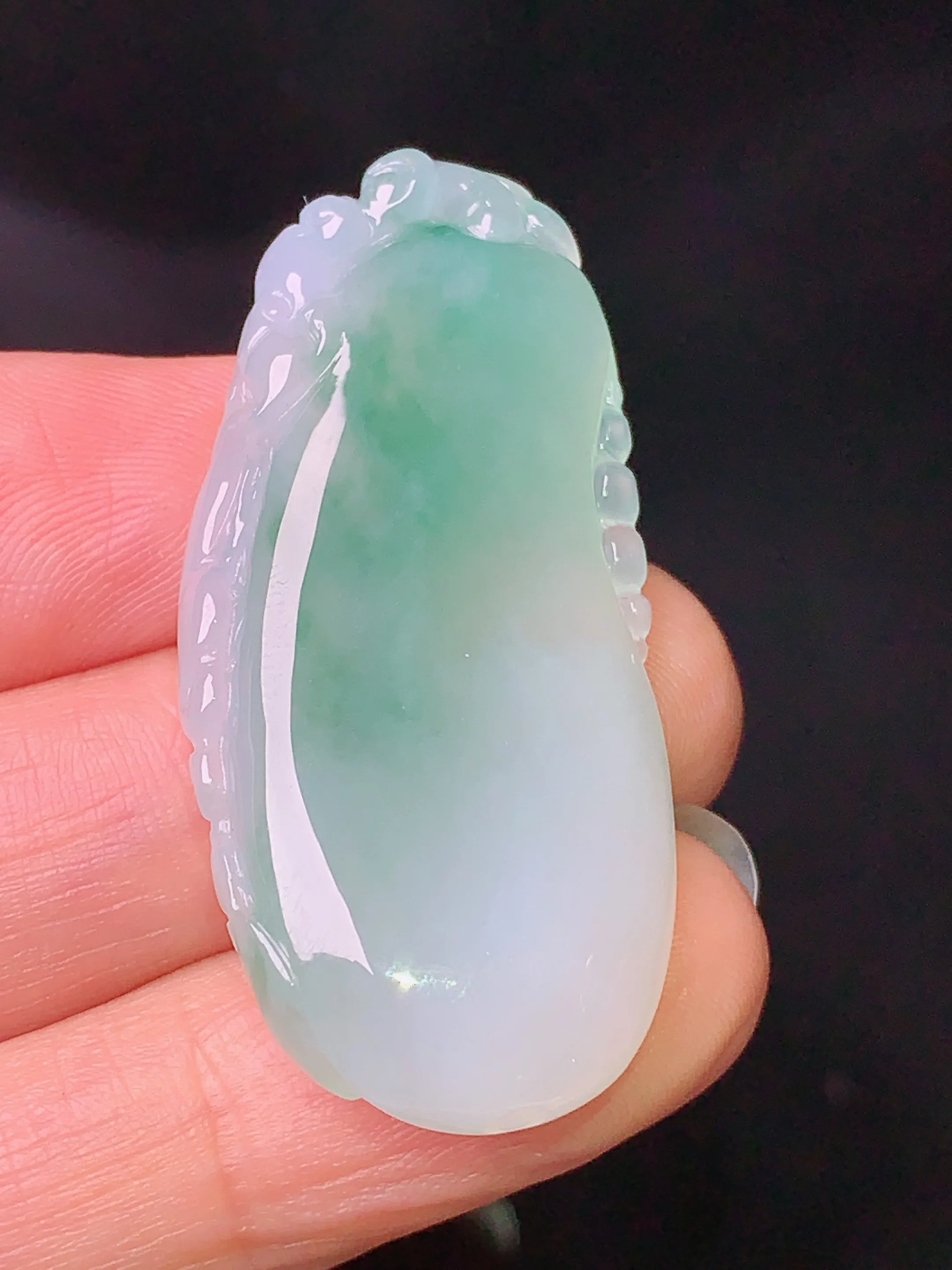 飘绿福瓜吊坠 玉质细腻 色泽清新艳丽 整体尺寸42.2*20*7.3