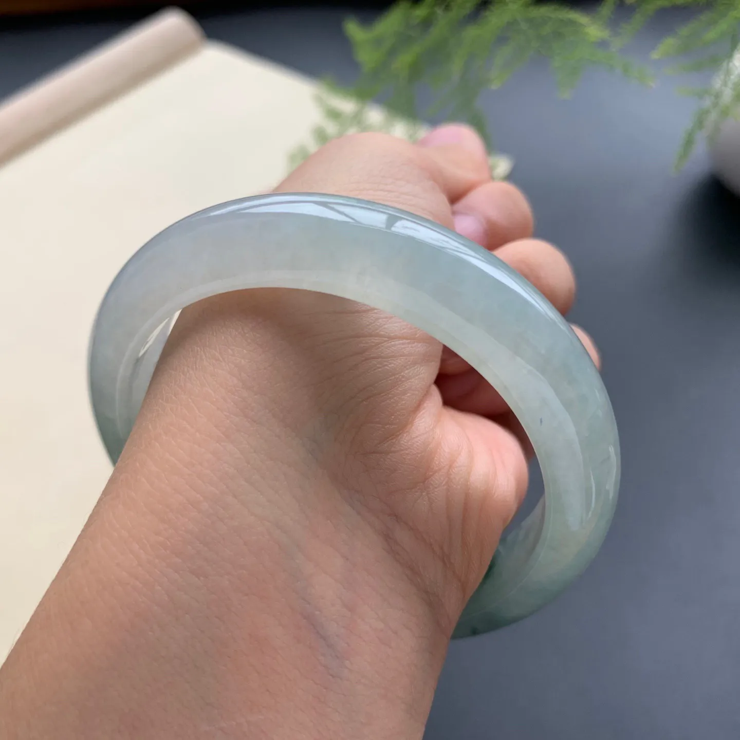 56.8圈口冰种飘花正圈手镯 尺寸：56.8-12.5-8，无纹裂，水润起胶，细腻光滑