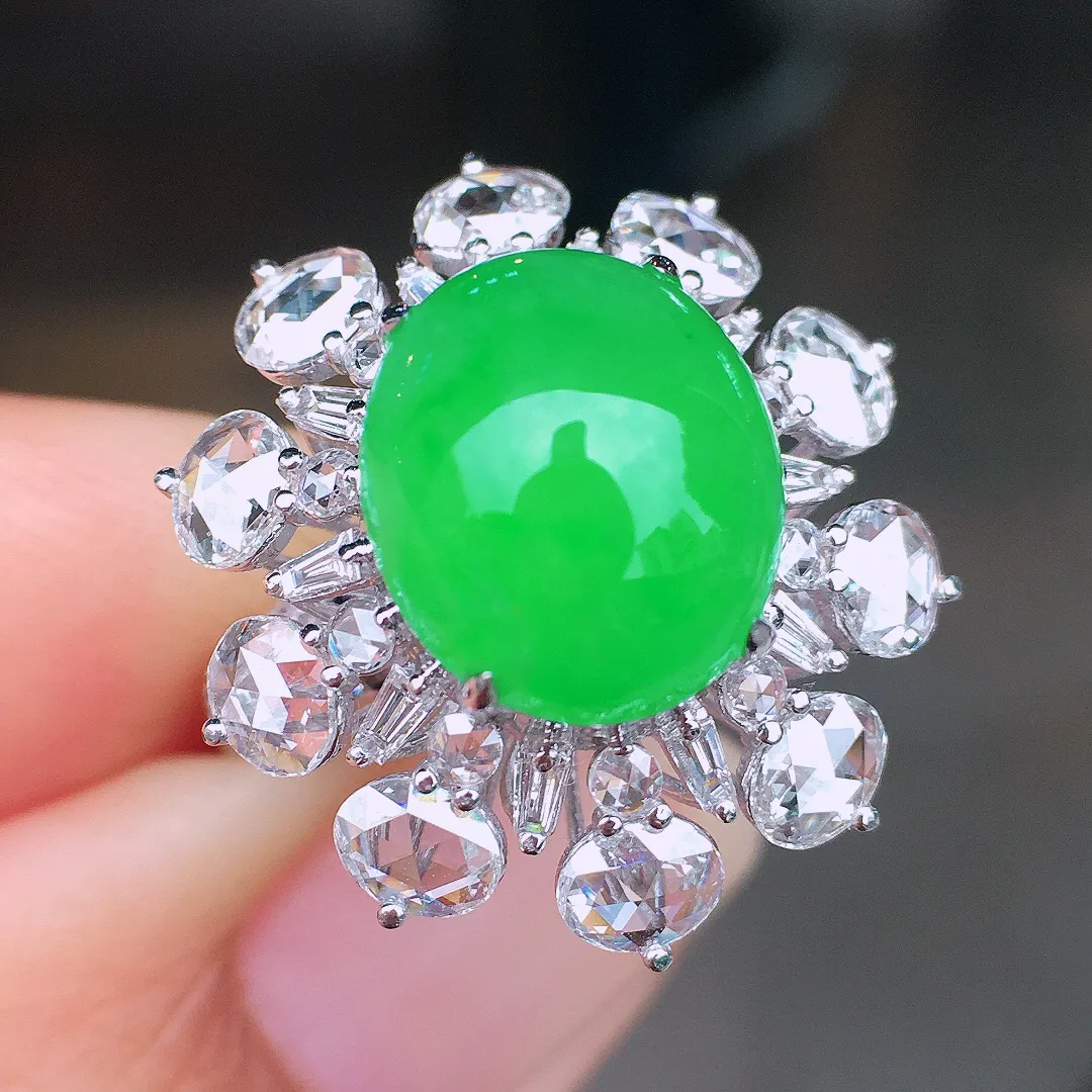 阳绿蛋面戒指，色泽均匀艳丽，玉质细腻，荧光感超
强，饱满圆润，尽显优雅气质，18k
金豪华镶嵌