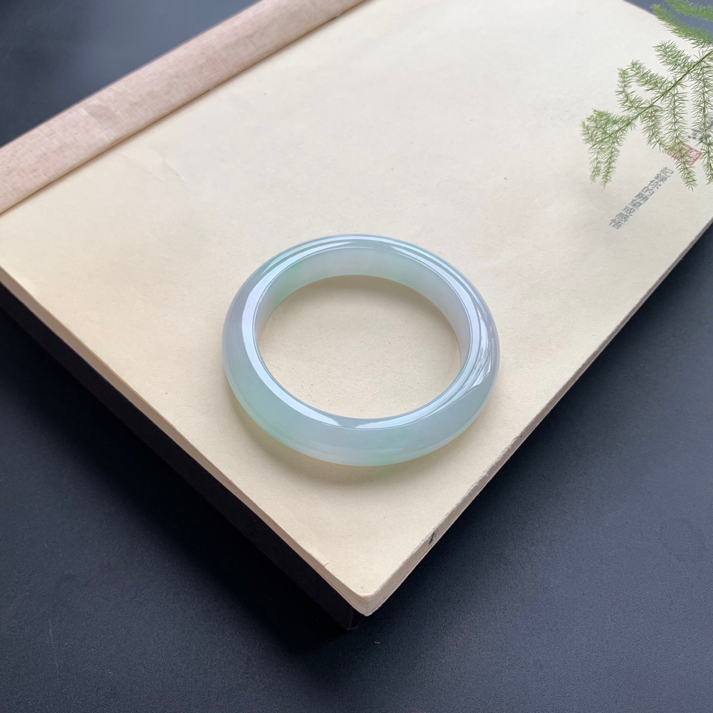 54.2.圈口飘绿正圈手镯 尺寸：54.2-11.5-9.2，无纹裂，水润细腻，版型厚装