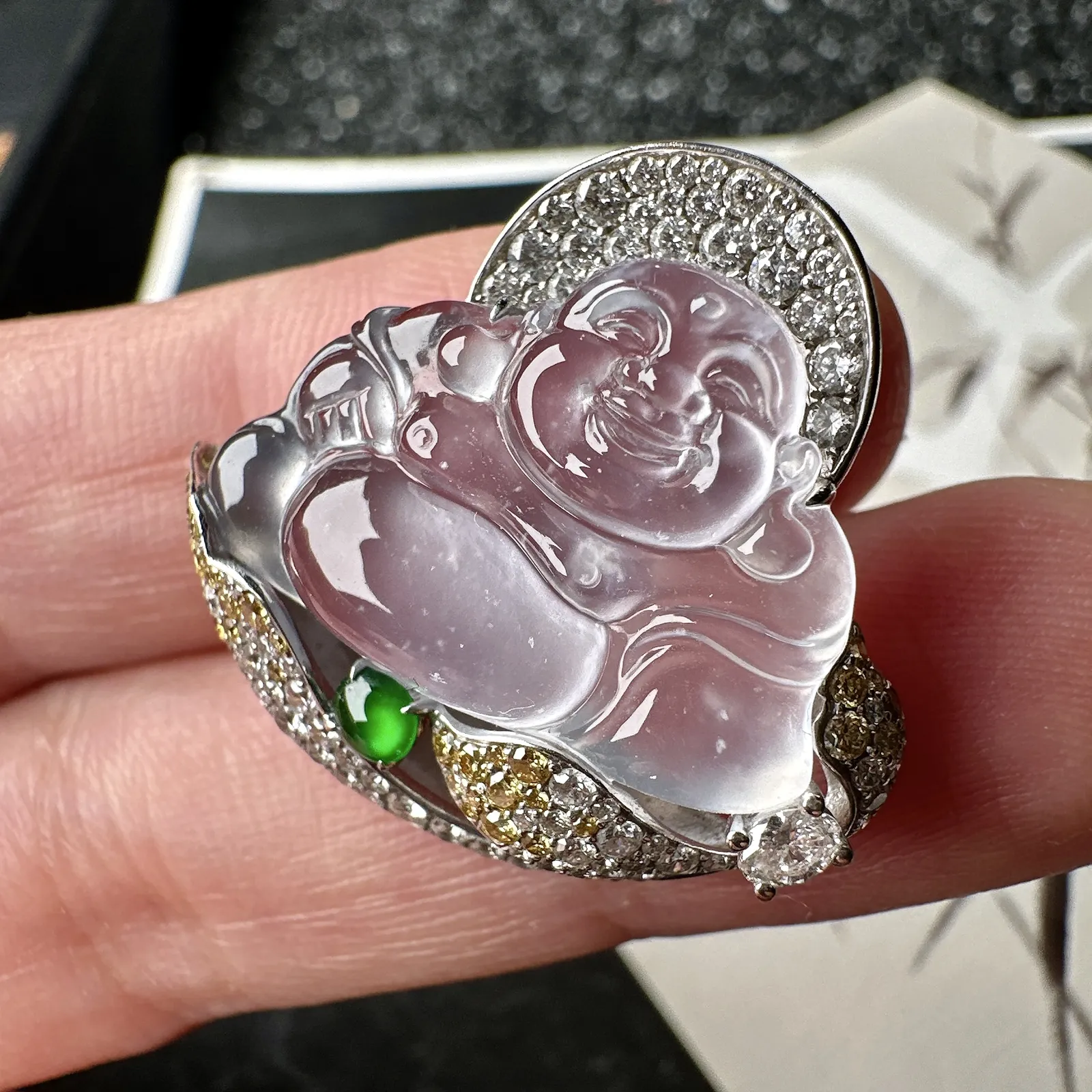 【玻璃种佛公吊坠】种水上乘，晶莹剔透，纯净通透，莹光感很强，18k金钻镶嵌，裸石尺寸15.5*21.9*4.6毫米