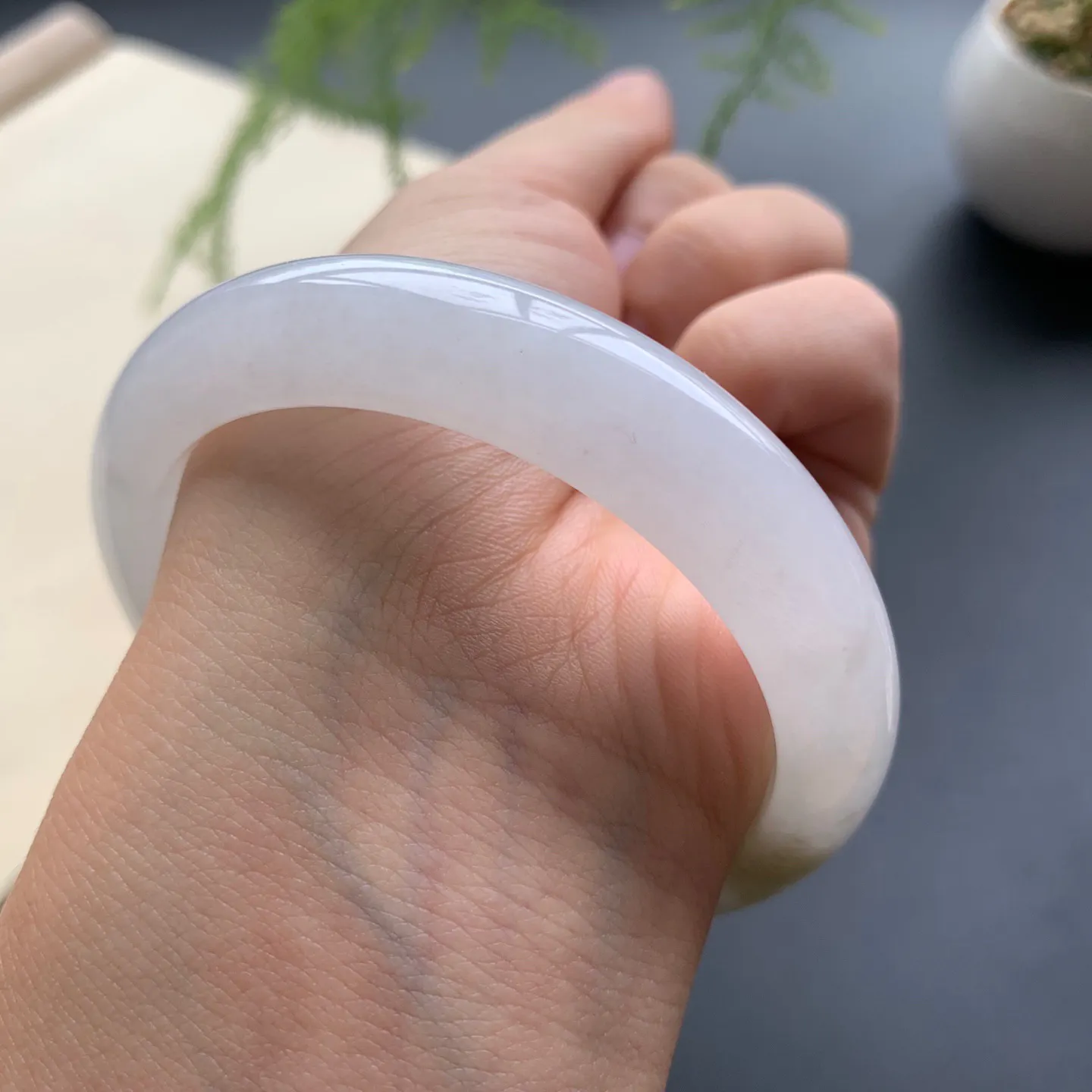 55圈口糯冰正圈手镯 尺寸：55-12-8.2，无纹裂，细腻光滑，清爽干净