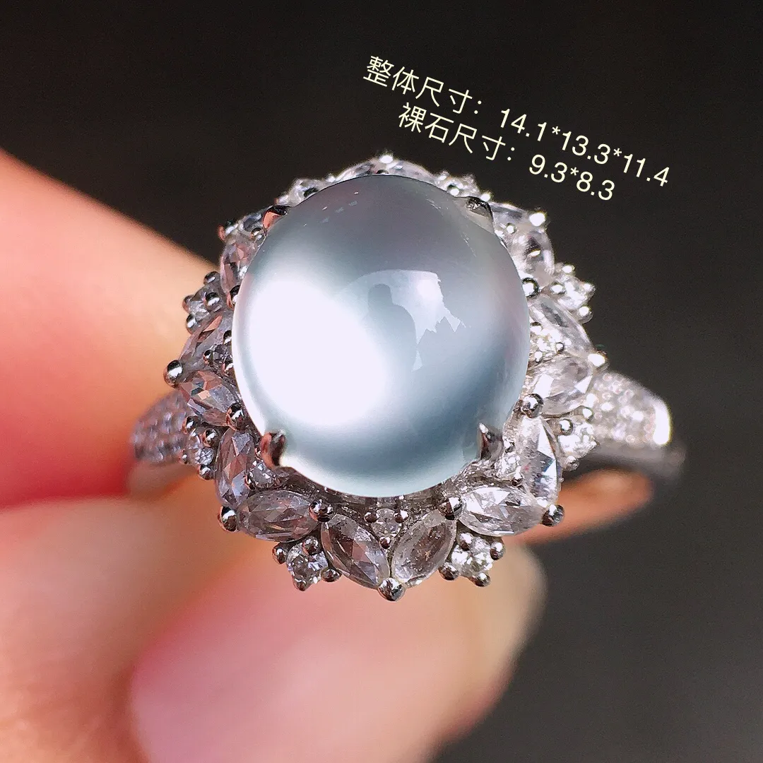 玻璃种蛋面戒指，玉质细腻，荧光感超
强，饱满圆润，尽显优雅气质，18k
金豪华镶嵌