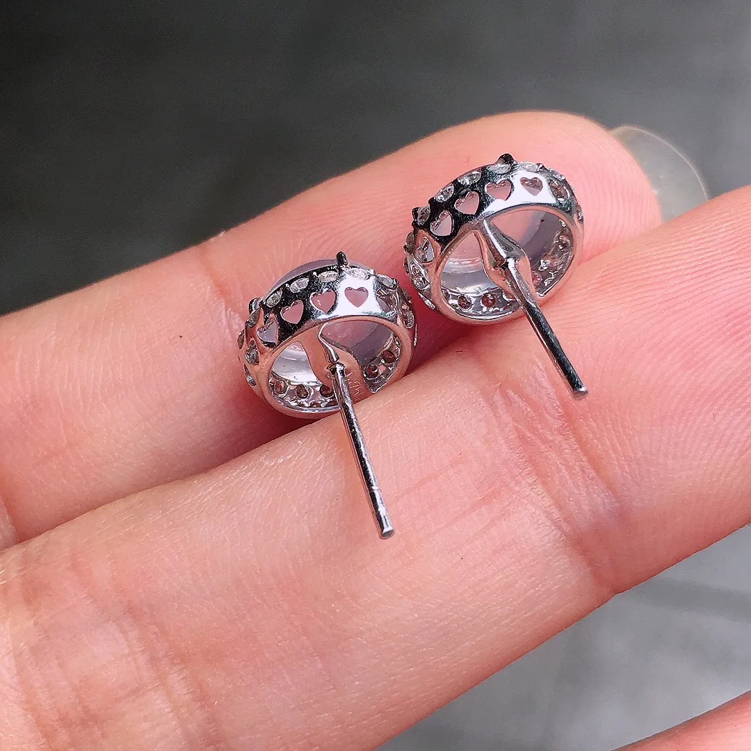 冰种蛋面耳钉，玉质细腻，荧光感超
强，饱满圆润，尽显优雅气质，18k
金豪华镶嵌