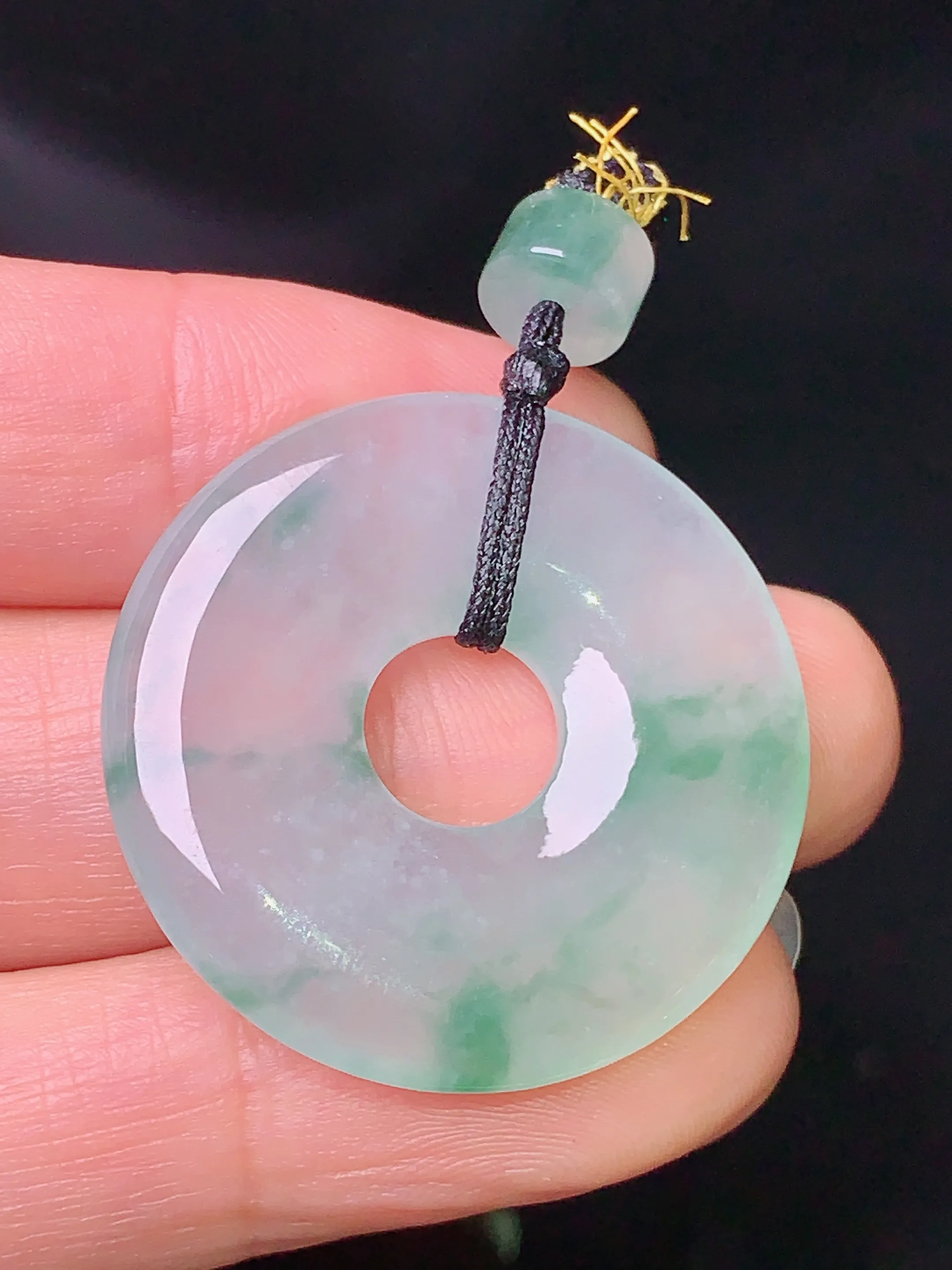 飘绿平安环吊坠 玉质细腻 色泽清新艳丽 整体尺寸29.2*4.2