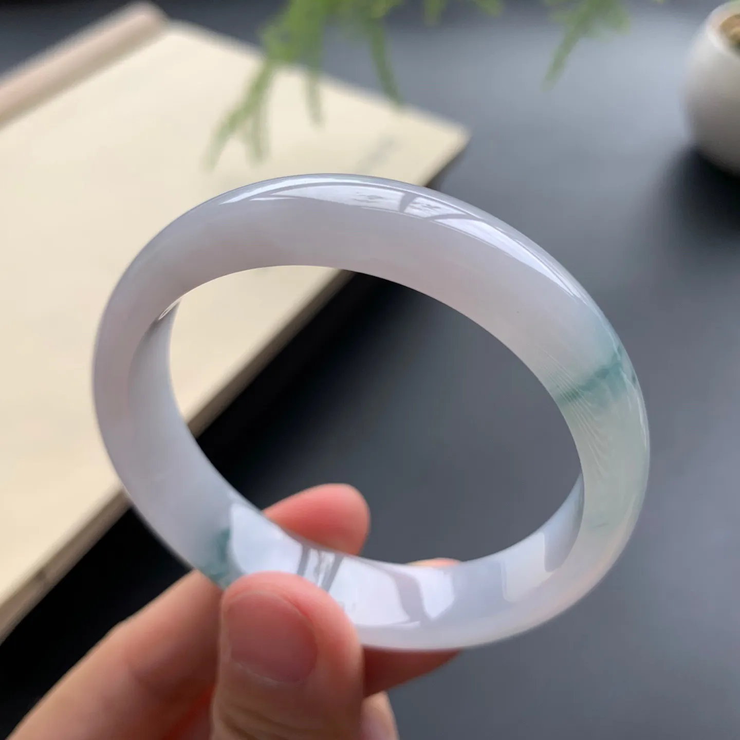 49.8圈口飘花正圈手镯 尺寸：49.8-11.5-6，无纹裂，细腻光滑，花色飘逸