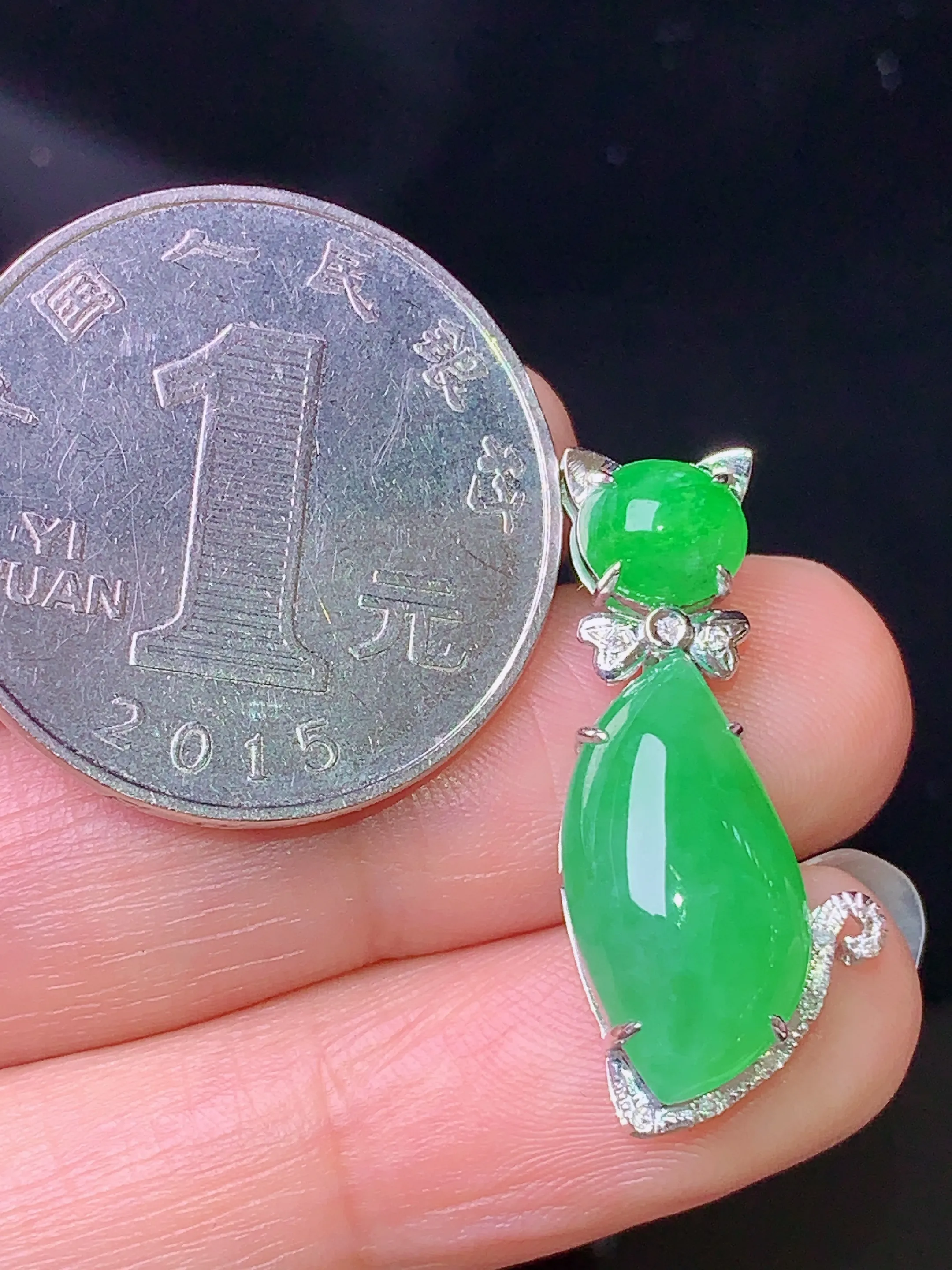 18k金钻镶嵌满绿随形吊坠 玉质细腻 色泽清新艳丽 整体尺寸26.5*11.8*6.3