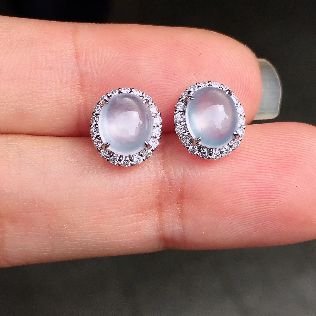 冰种蛋面耳钉，玉质细腻，荧光感超
强，饱满圆润，尽显优雅气质，18k
金豪华镶嵌